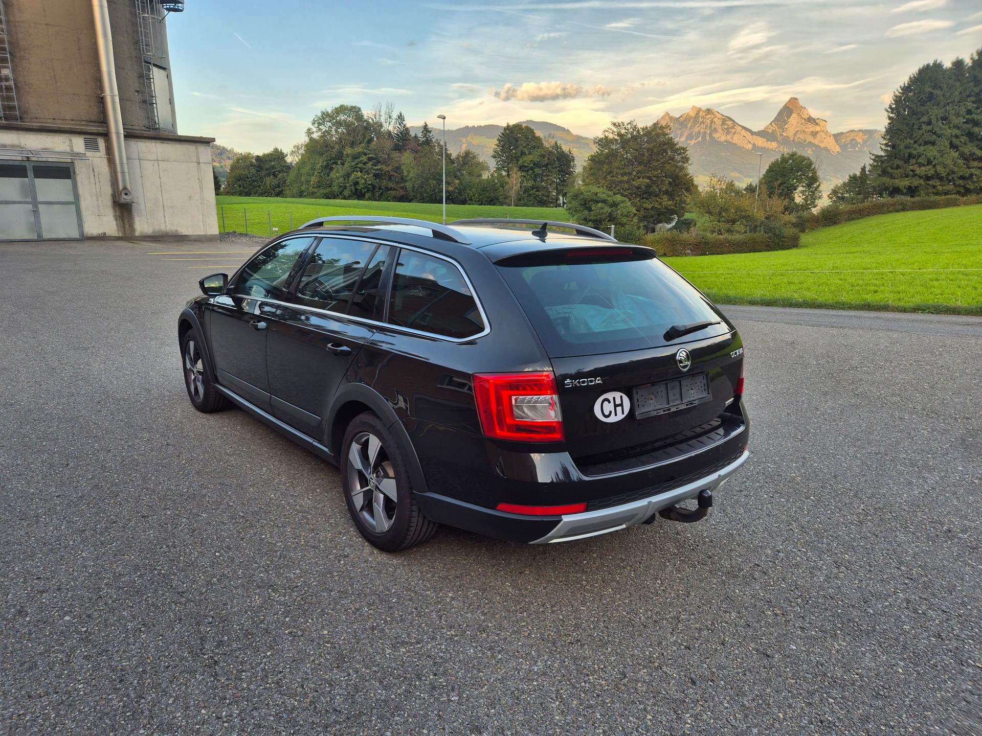 SKODA Octavia Combi 1.8 TSI Scout 4x4 DSG-image-2