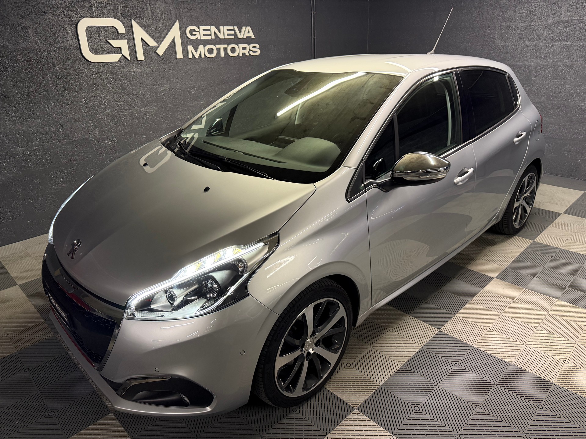 PEUGEOT 208 1.2 Allure EAT6-image-0