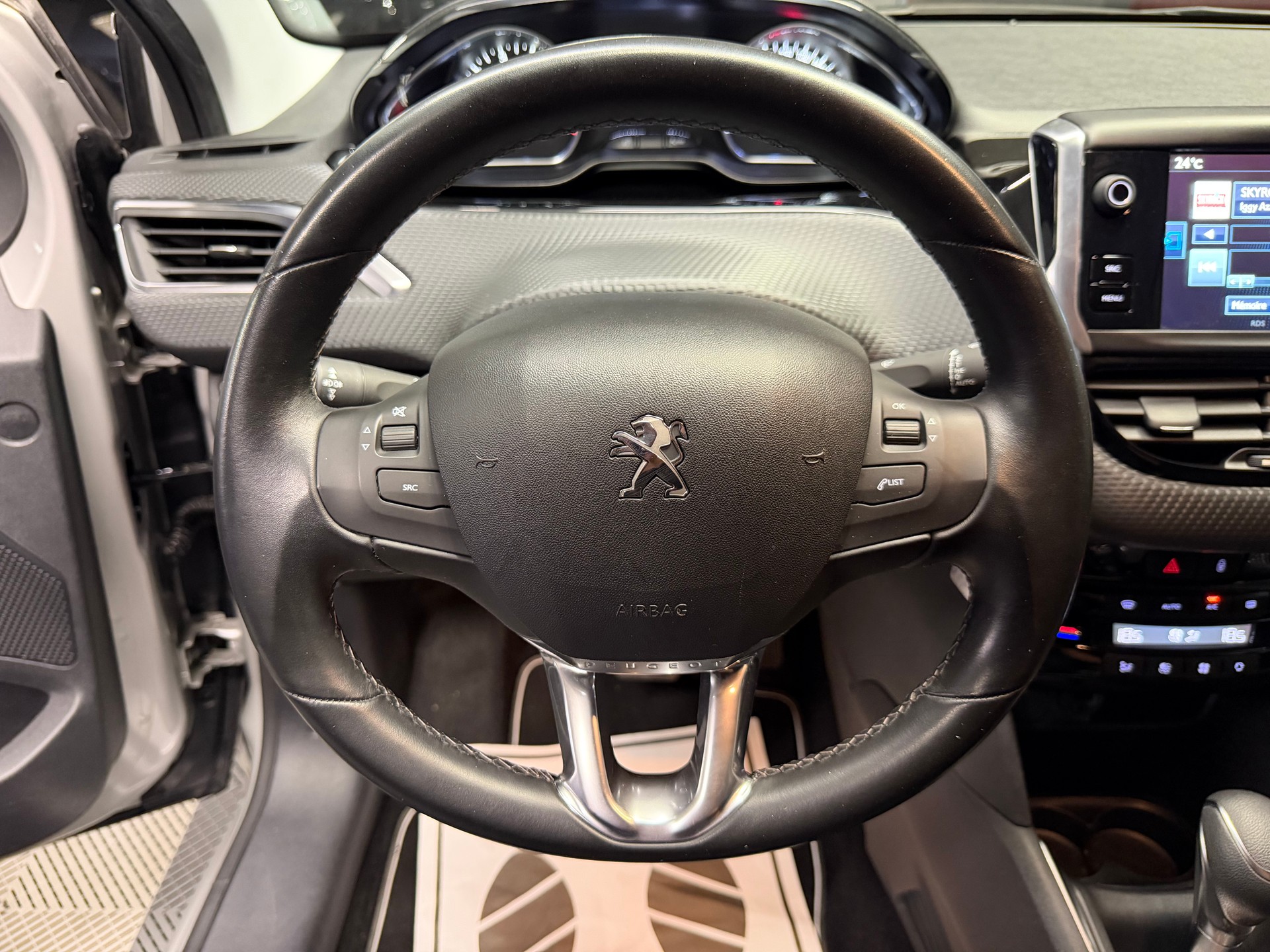 PEUGEOT 208 1.2 Allure EAT6-image-9