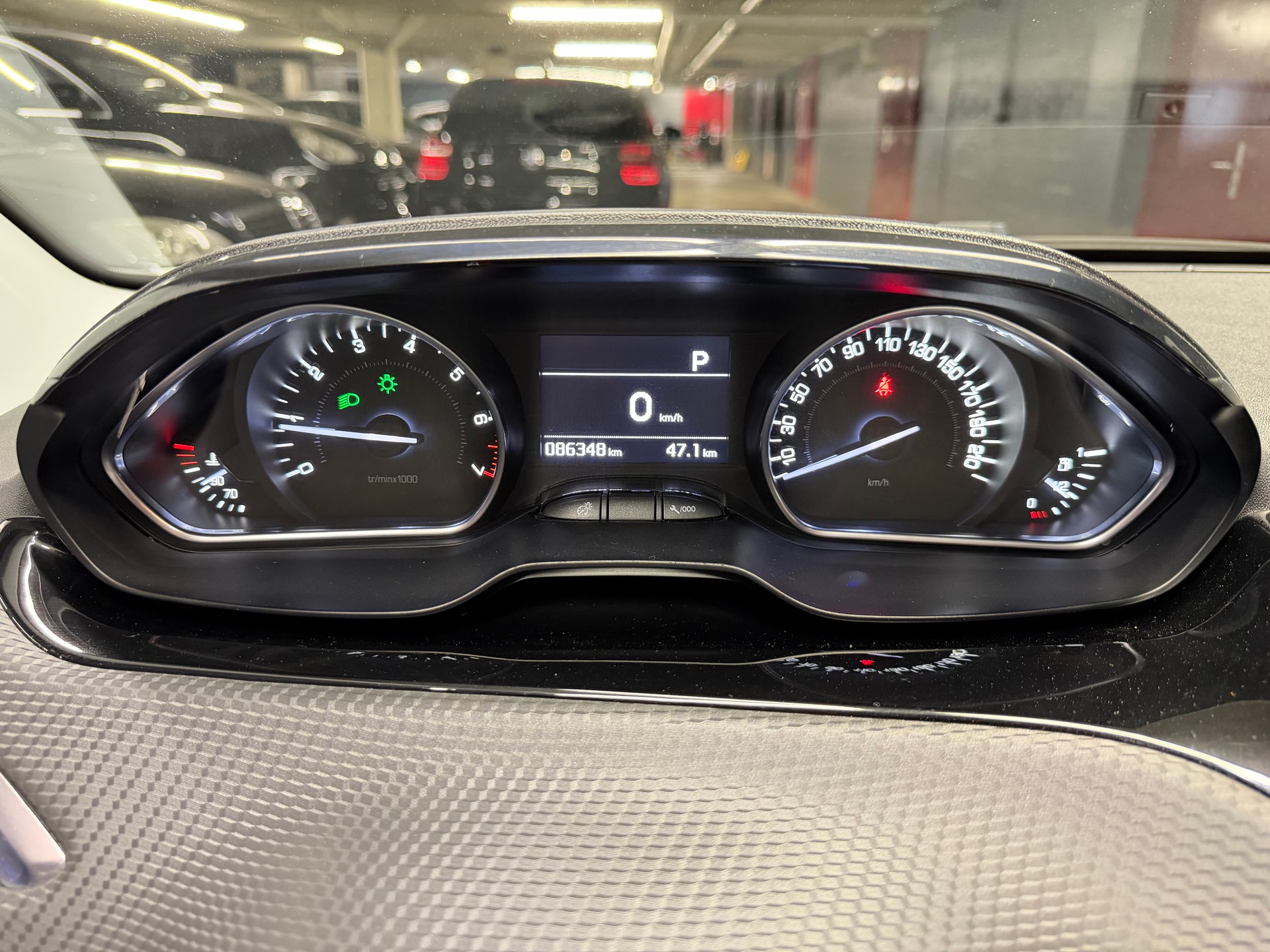 PEUGEOT 208 1.2 Allure EAT6-image-10