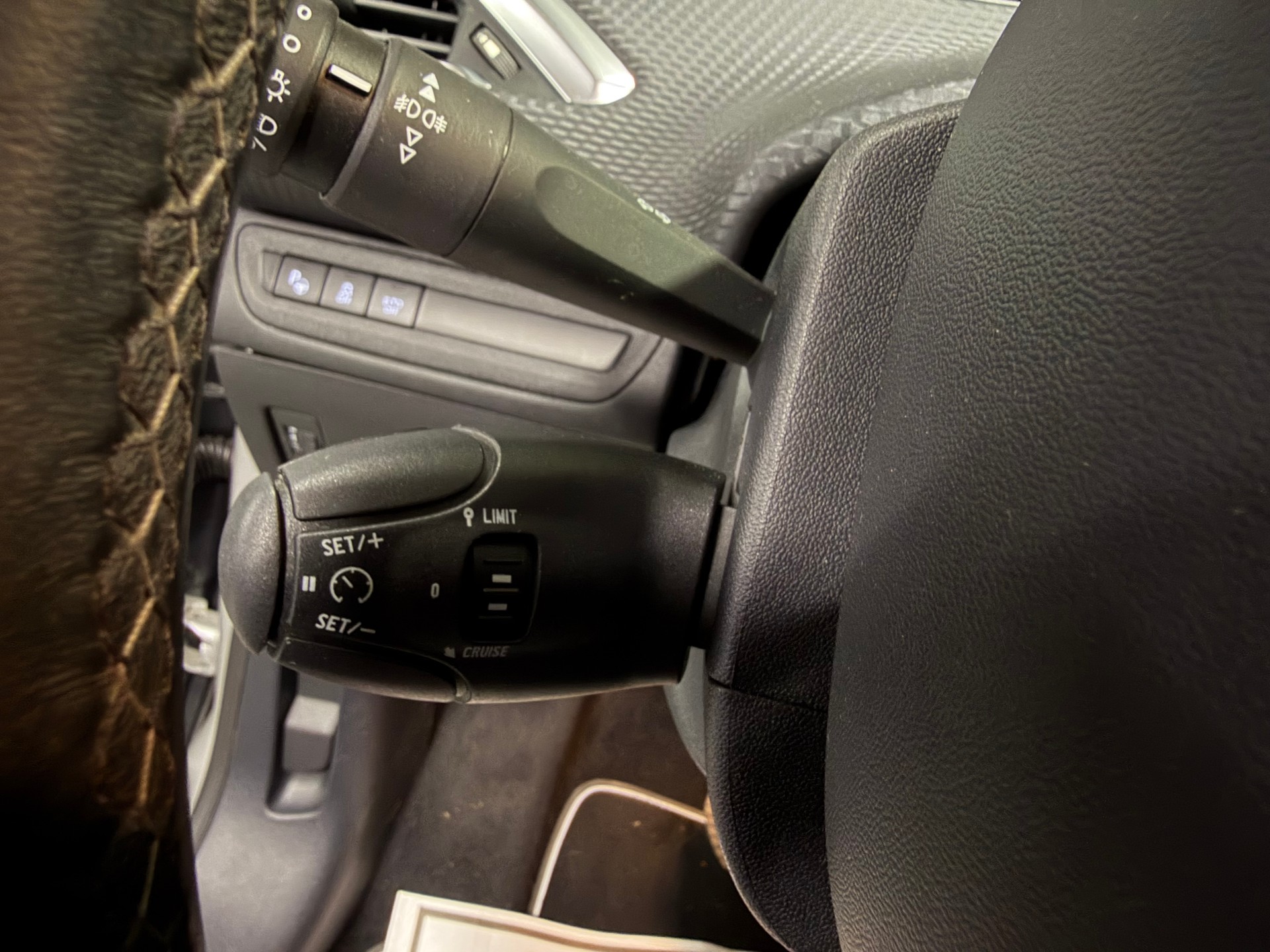 PEUGEOT 208 1.2 Allure EAT6-image-14