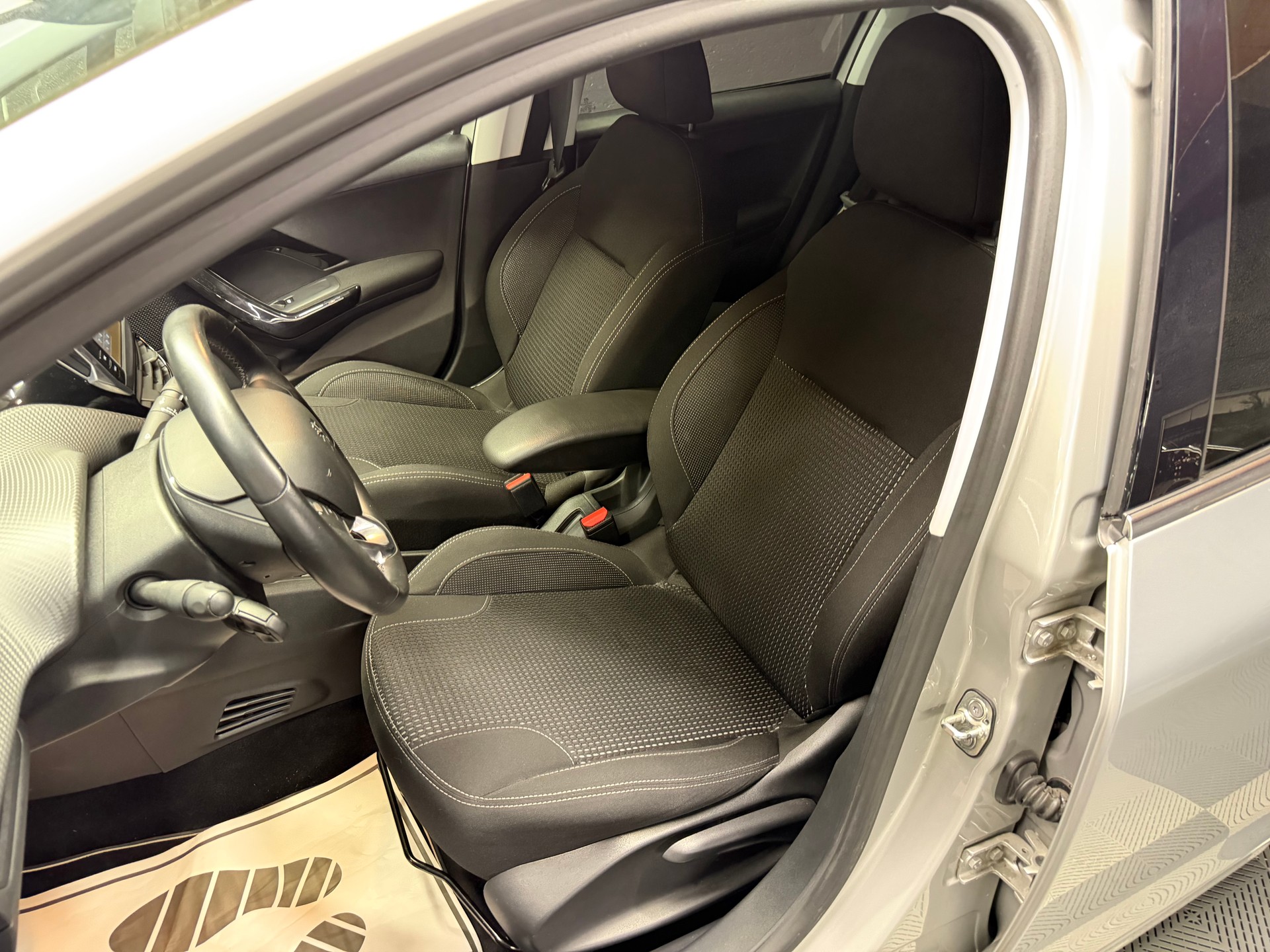 PEUGEOT 208 1.2 Allure EAT6-image-7