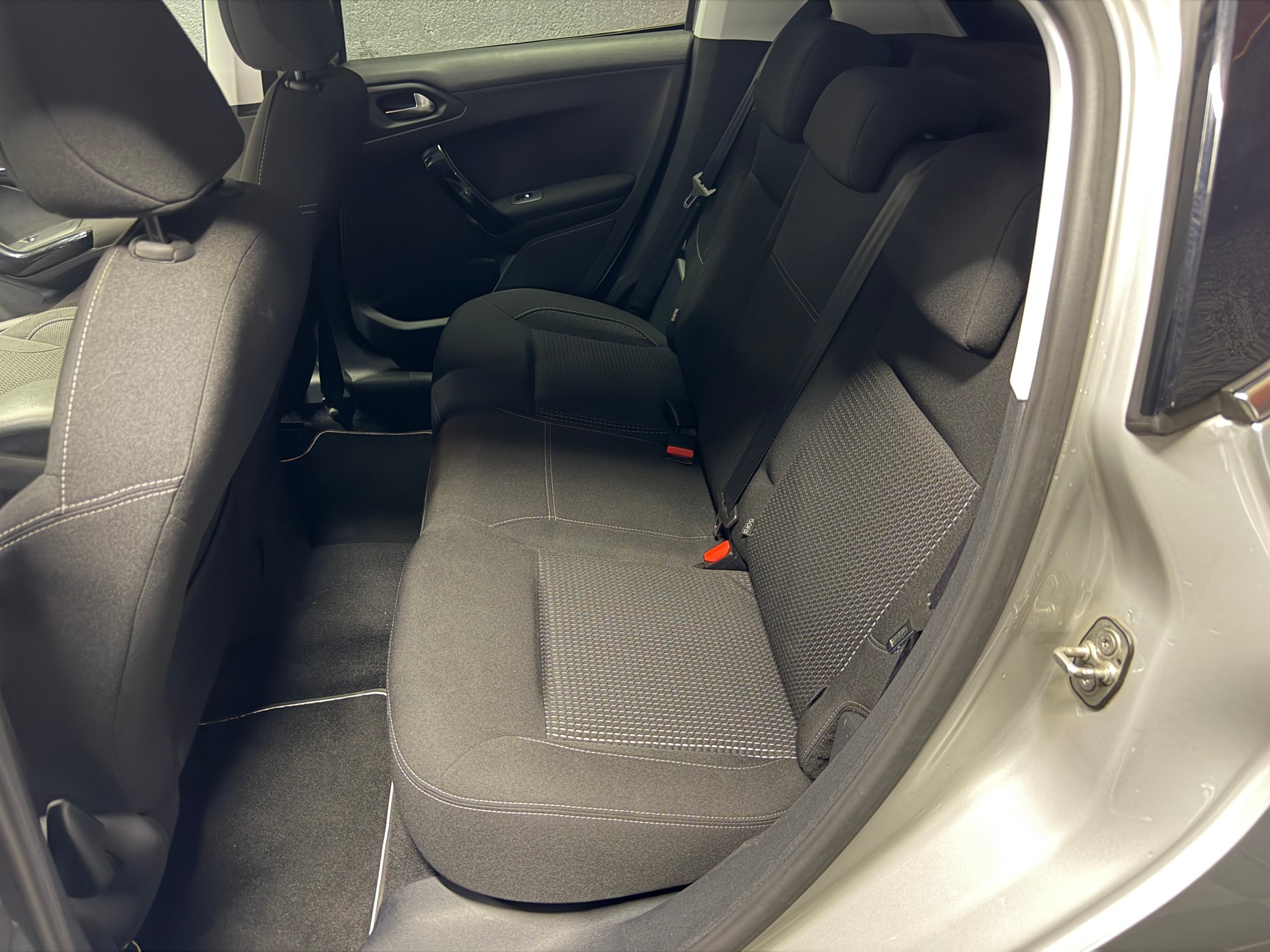 PEUGEOT 208 1.2 Allure EAT6-image-8