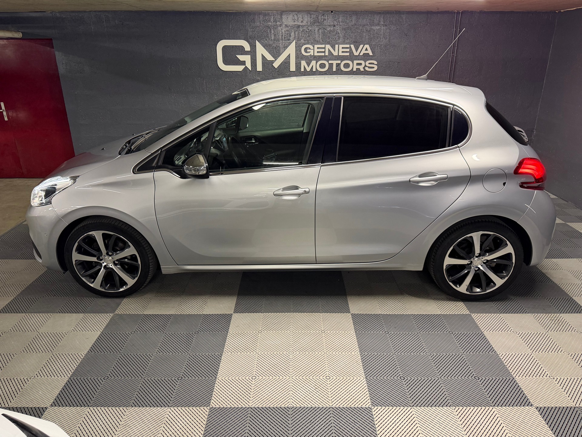 PEUGEOT 208 1.2 Allure EAT6-image-6