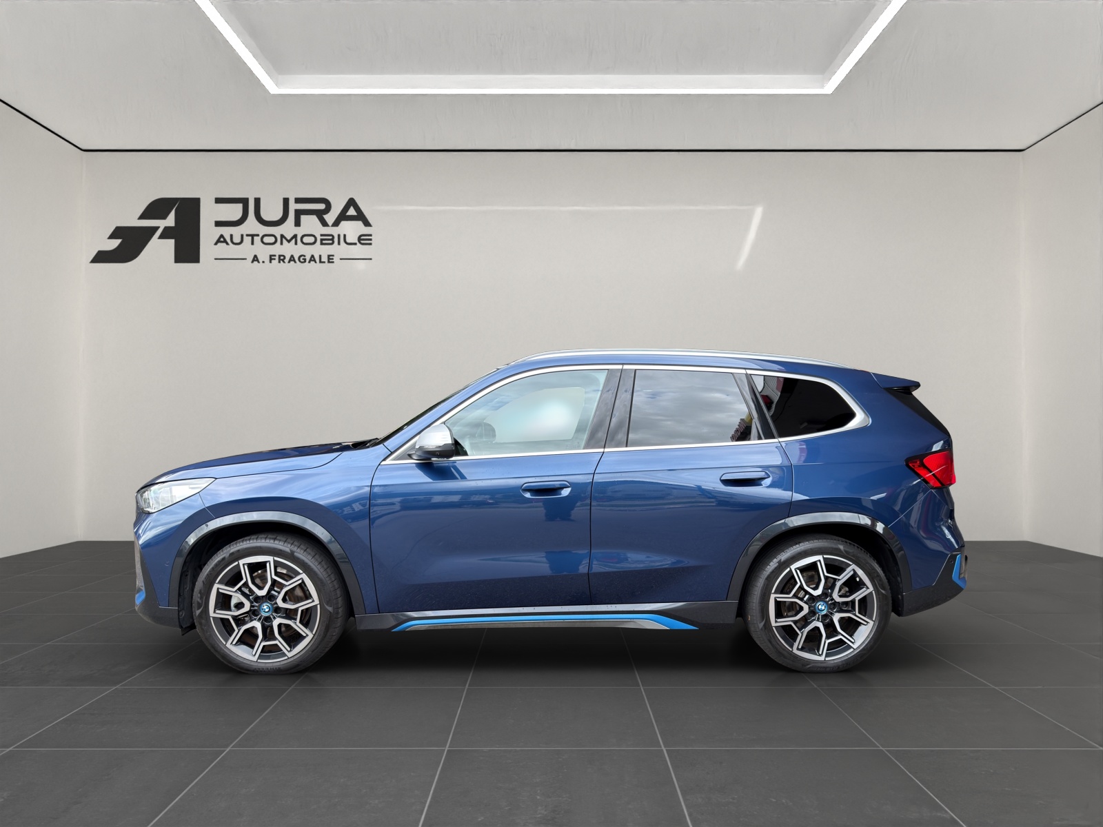 BMW iX1 30 xDrive-image-3