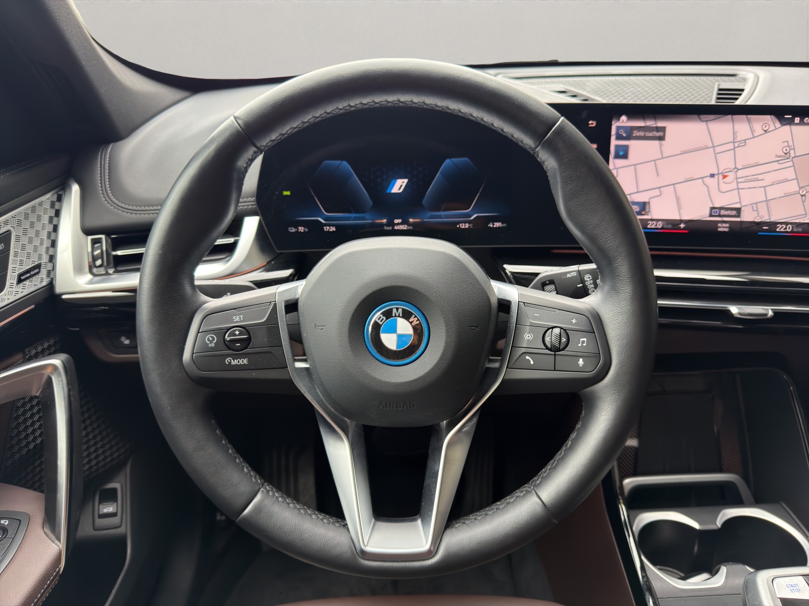 BMW iX1 30 xDrive-image-10