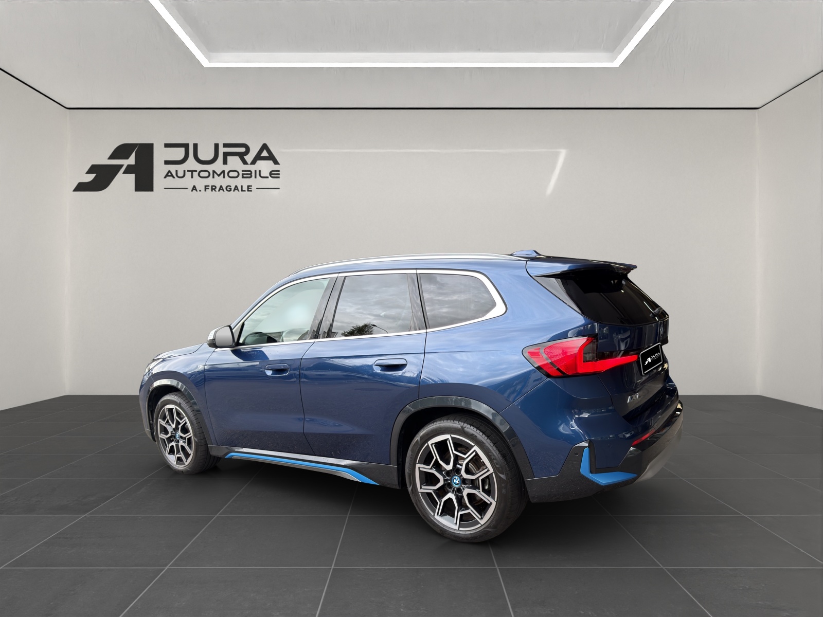 BMW iX1 30 xDrive-image-4