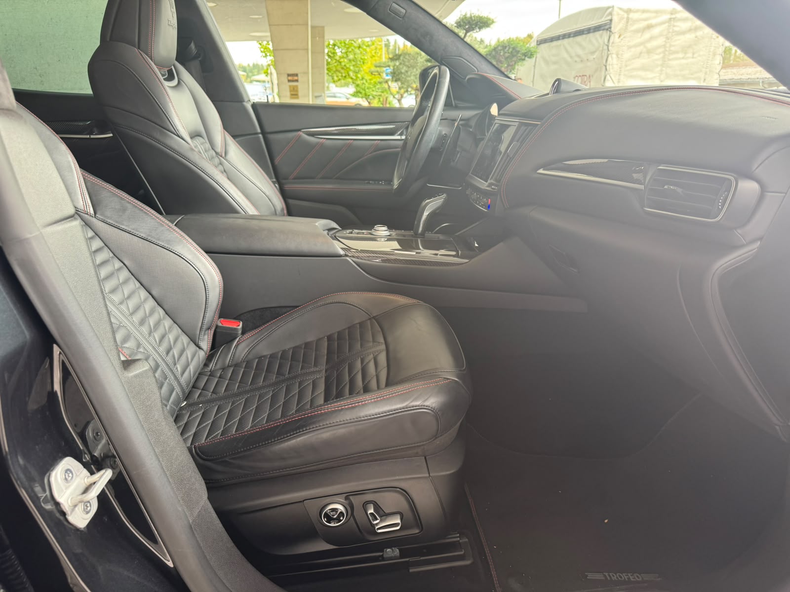 MASERATI Levante 3.8 V8 Trofeo Q4 Automatica (CH) Carbon Exterieur & Interieur-image-22