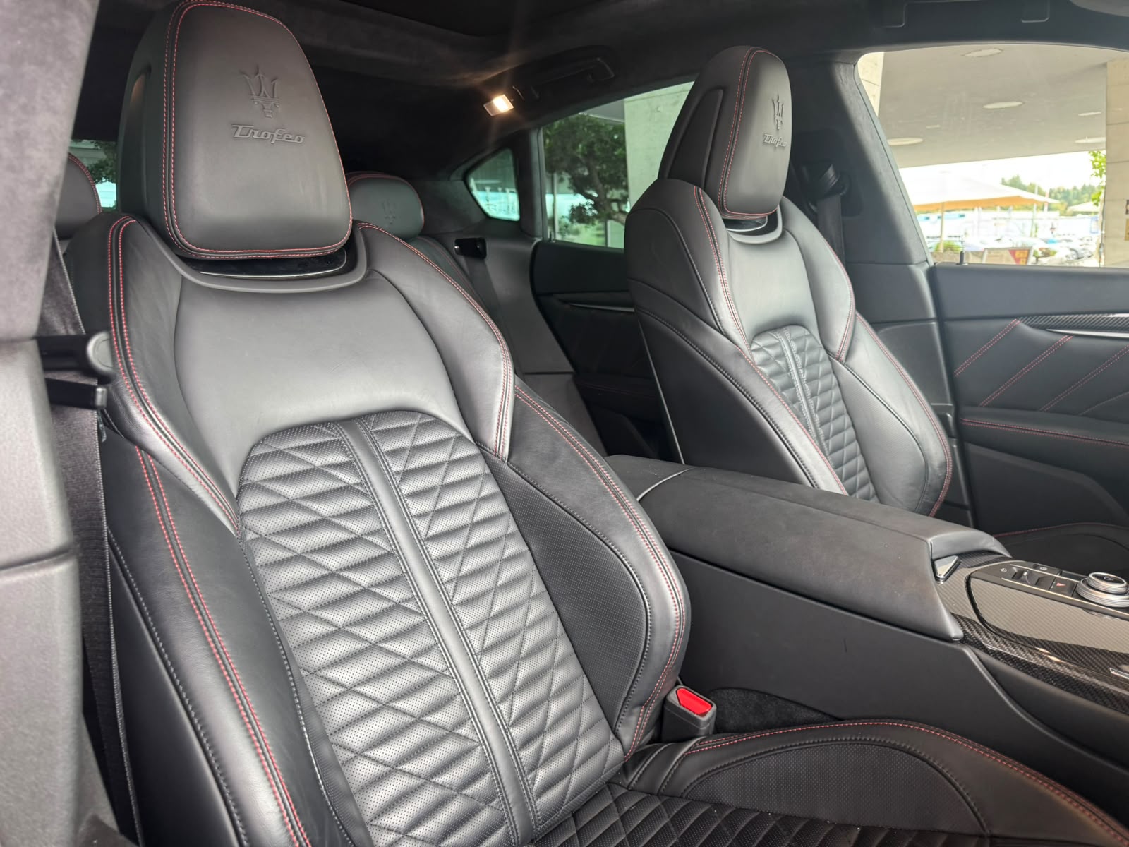 MASERATI Levante 3.8 V8 Trofeo Q4 Automatica (CH) Carbon Exterieur & Interieur-image-17