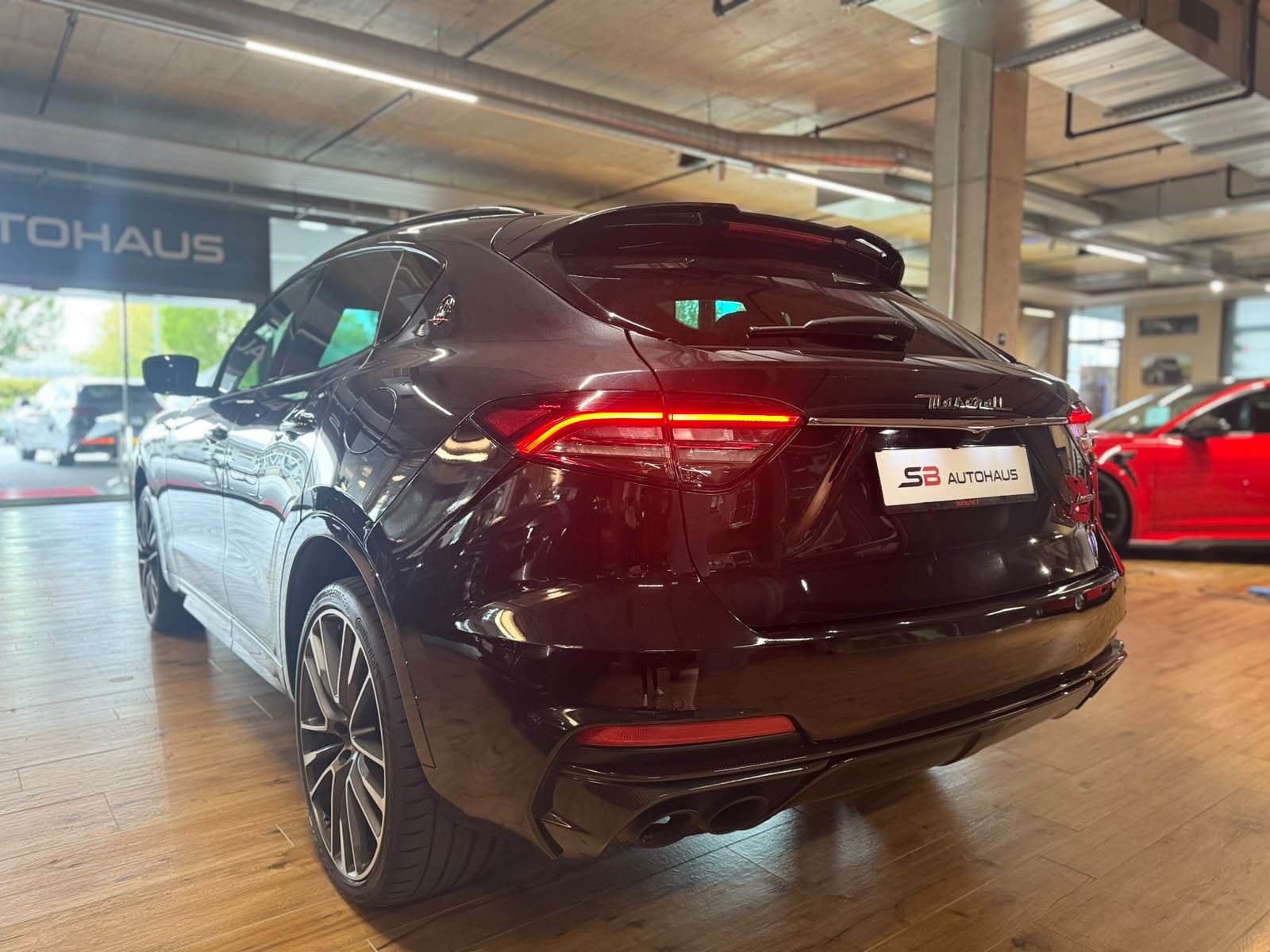 MASERATI Levante 3.8 V8 Trofeo Q4 Automatica (CH) Carbon Exterieur & Interieur-image-3