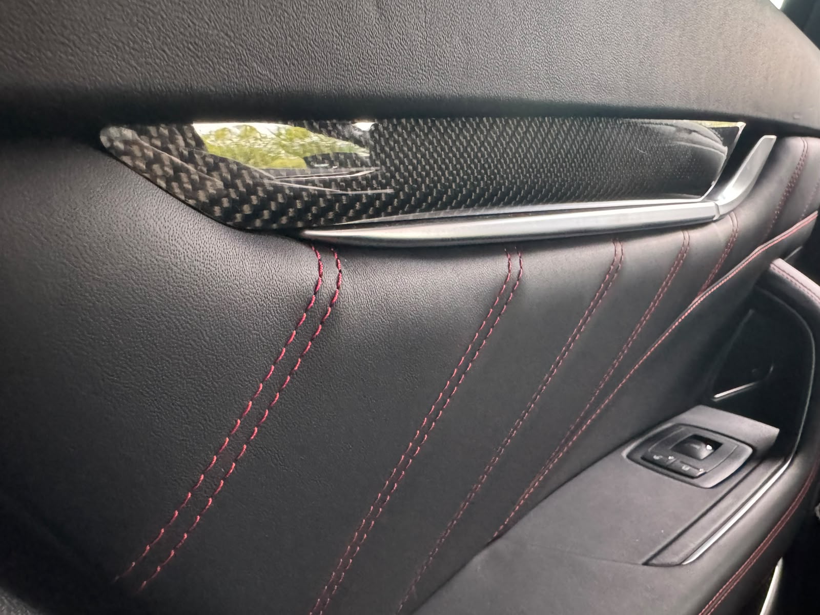 MASERATI Levante 3.8 V8 Trofeo Q4 Automatica (CH) Carbon Exterieur & Interieur-image-12