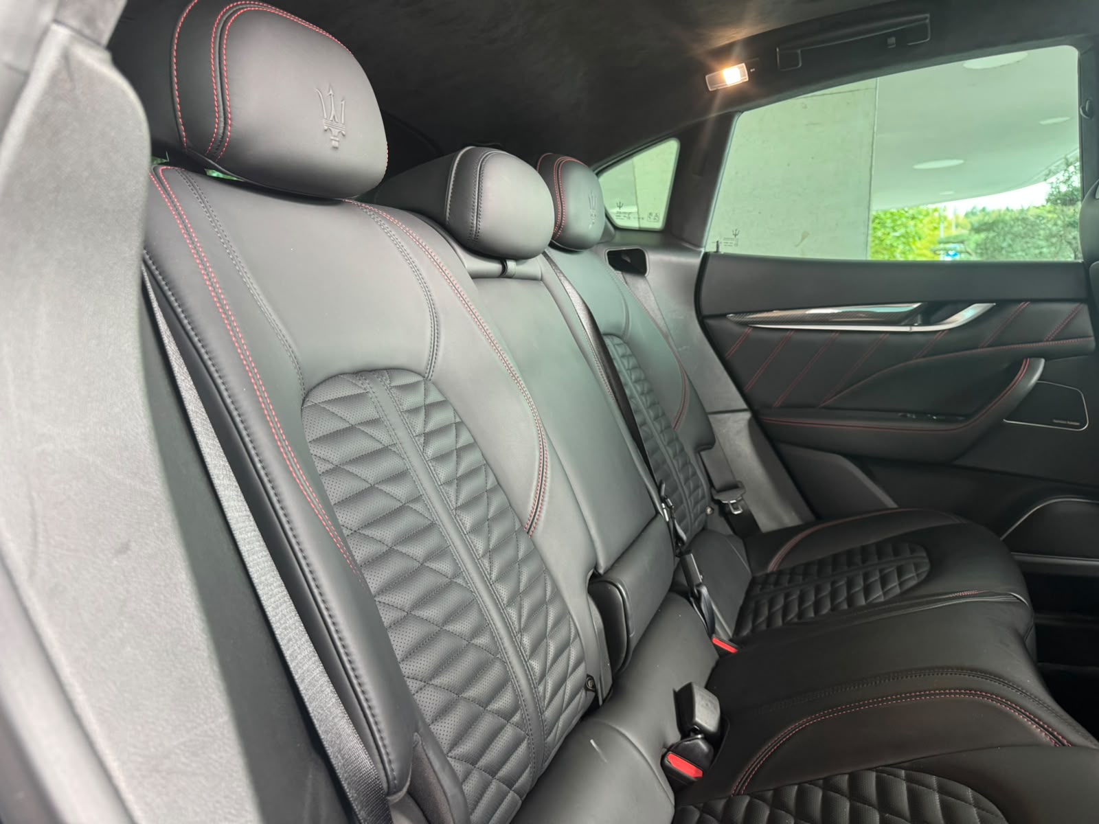 MASERATI Levante 3.8 V8 Trofeo Q4 Automatica (CH) Carbon Exterieur & Interieur-image-19
