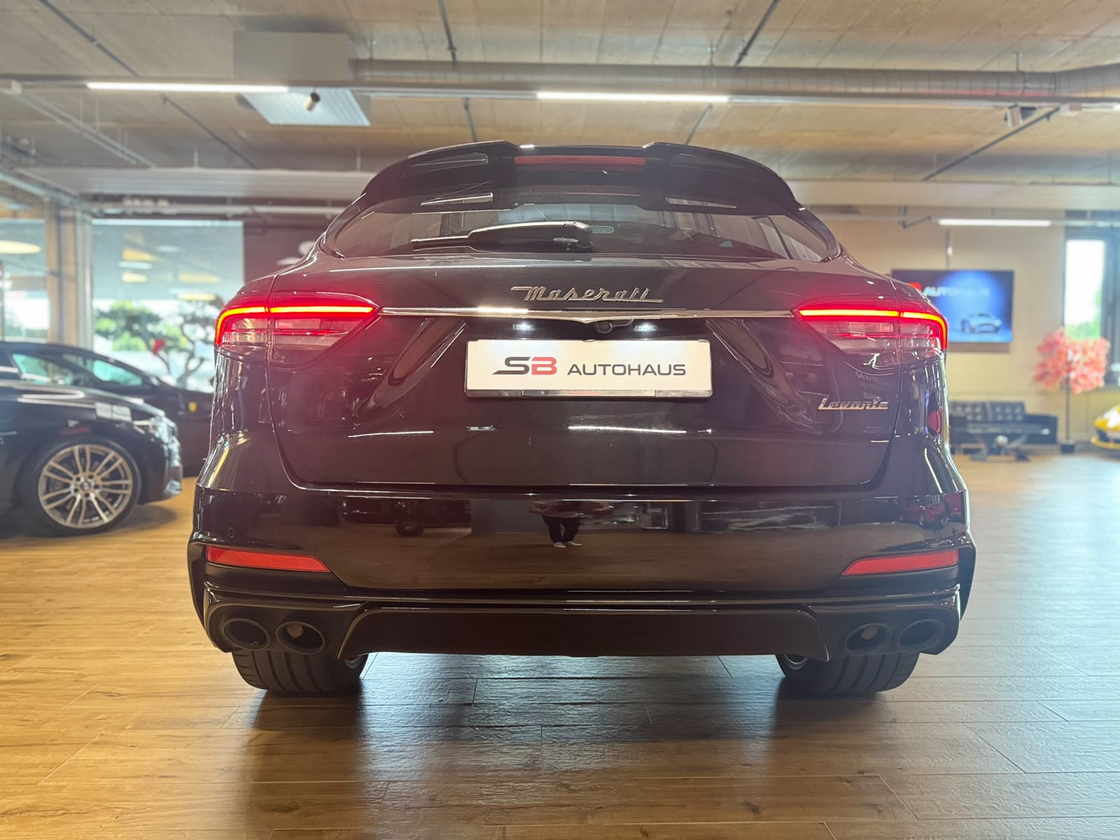 MASERATI Levante 3.8 V8 Trofeo Q4 Automatica (CH) Carbon Exterieur & Interieur-image-5