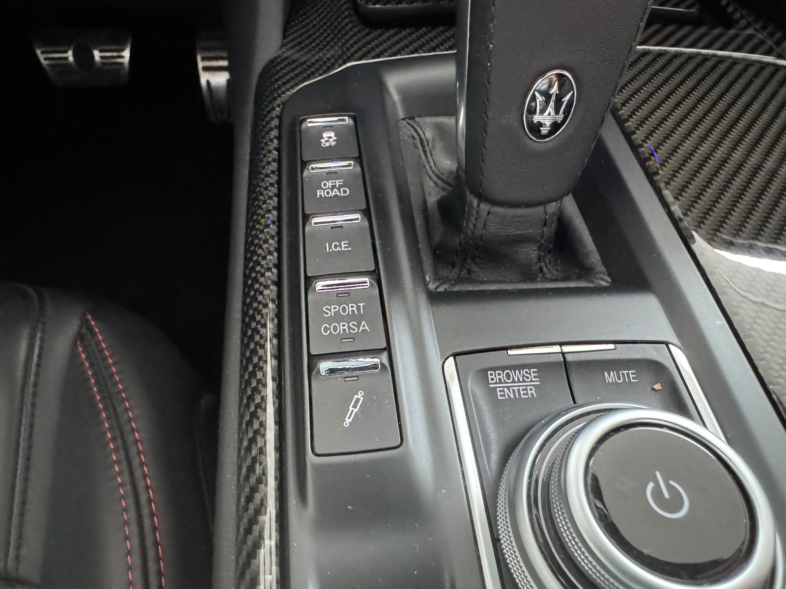 MASERATI Levante 3.8 V8 Trofeo Q4 Automatica (CH) Carbon Exterieur & Interieur-image-10