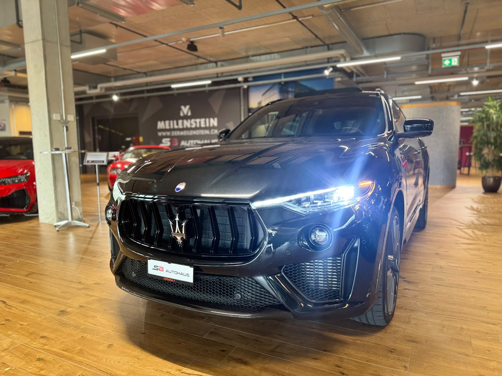 MASERATI Levante 3.8 V8 Trofeo Q4 Automatica (CH) Carbon Exterieur & Interieur-image-2