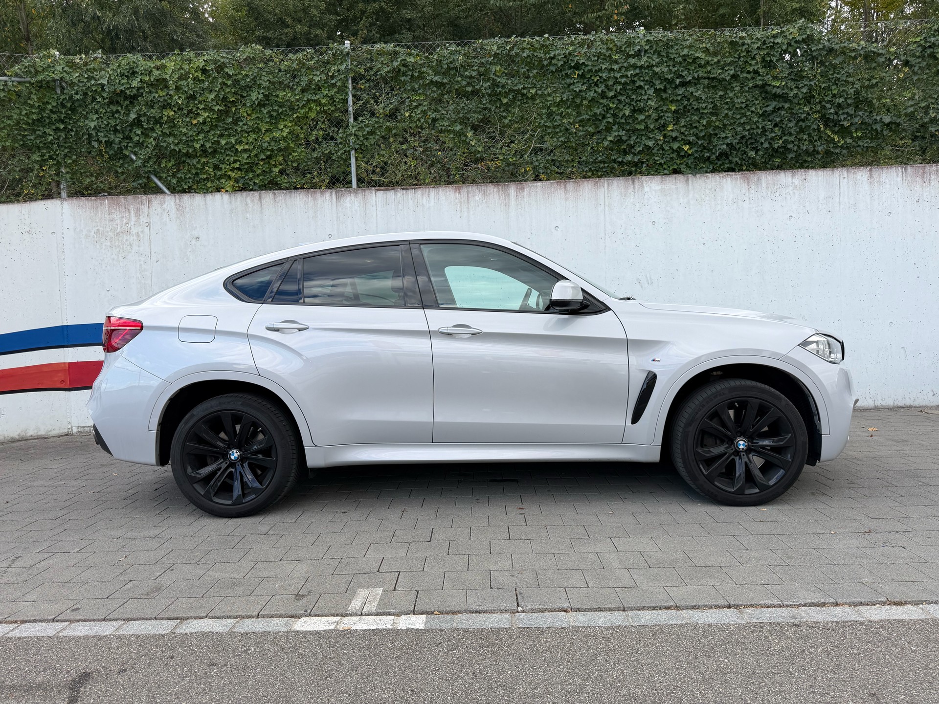 BMW 50i xDrive-image-2