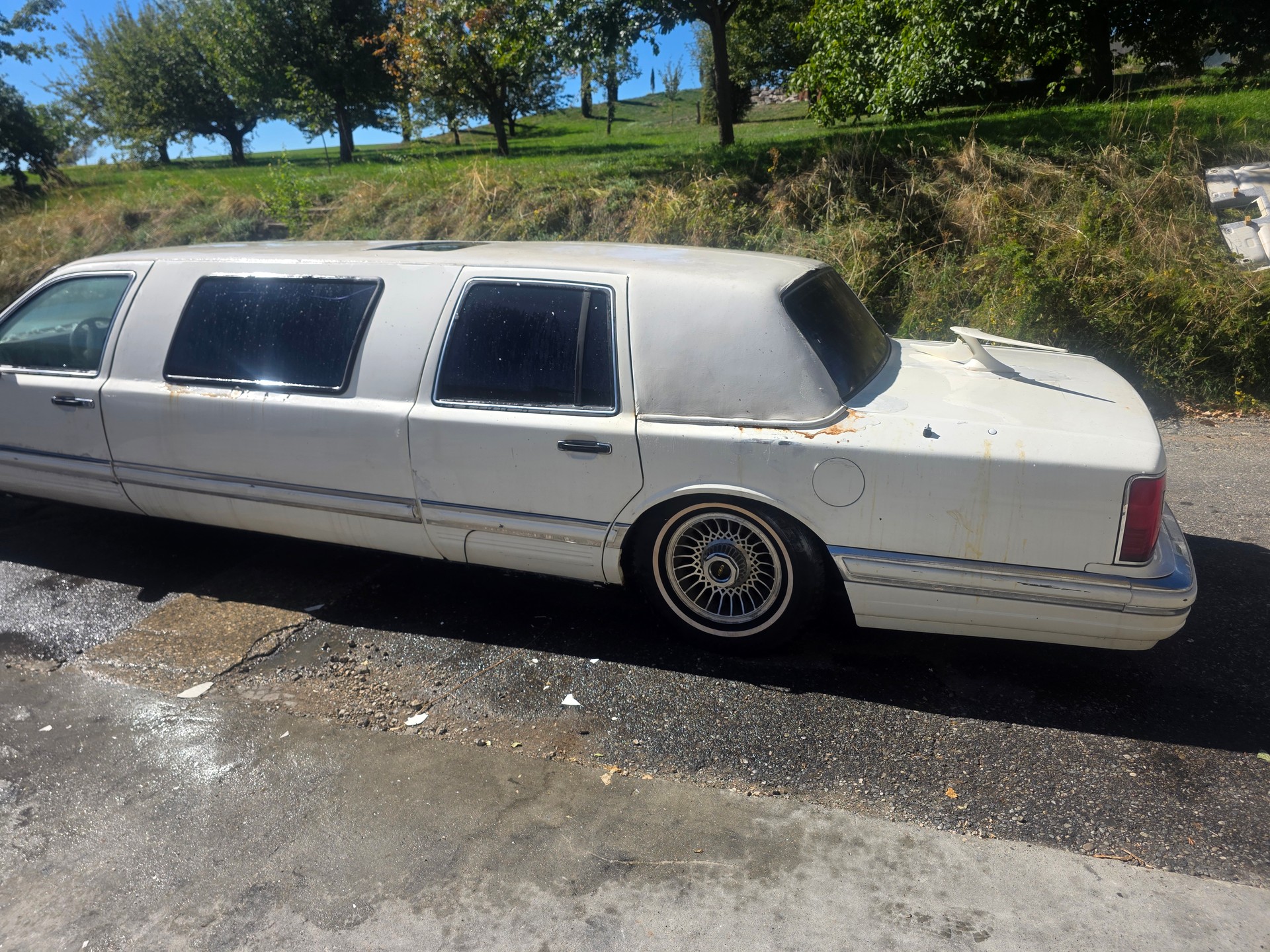 LINCOLN Town Car-image-3