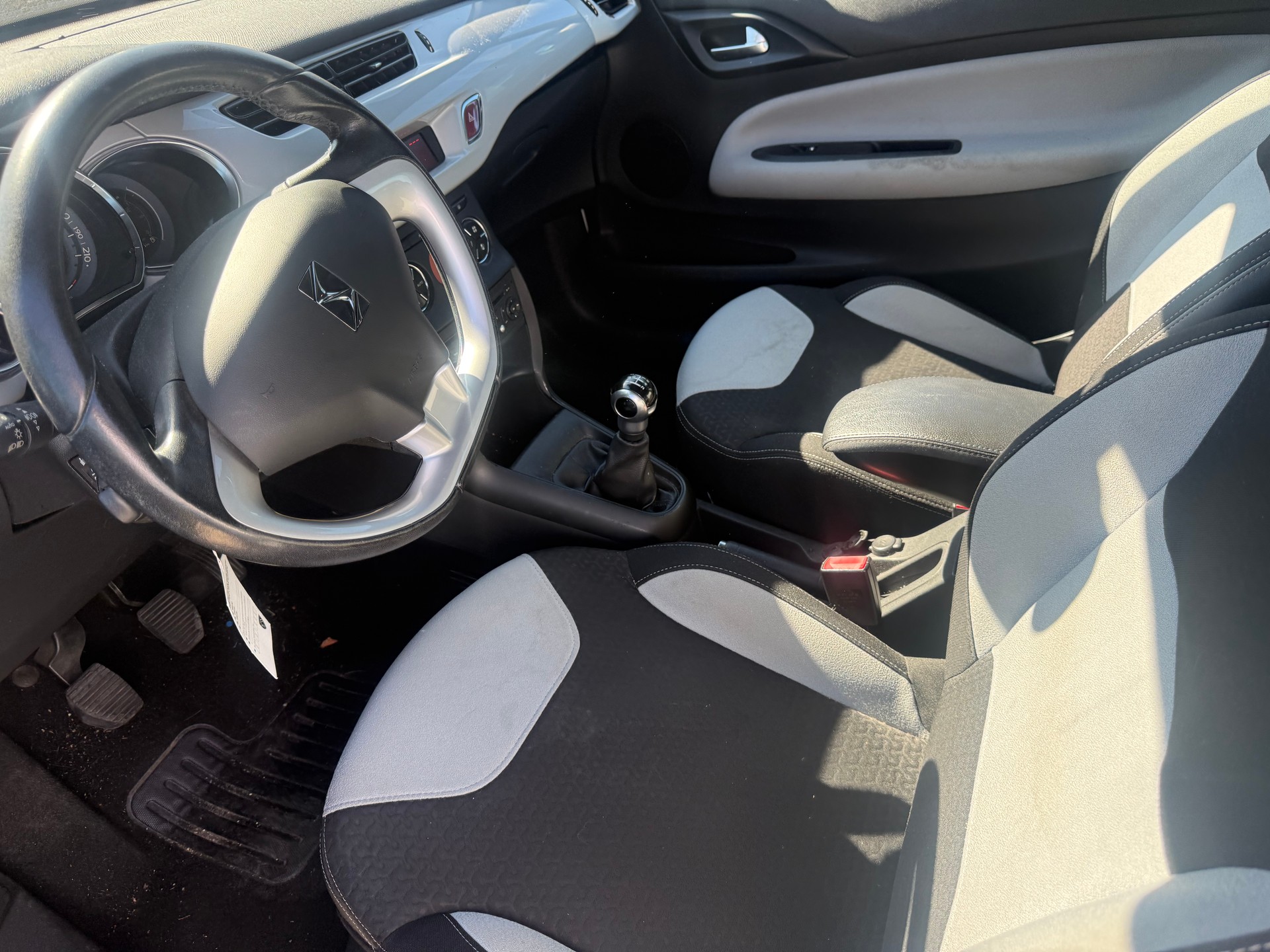 DS AUTOMOBILES DS3 1.2 VTi Chic-image-6