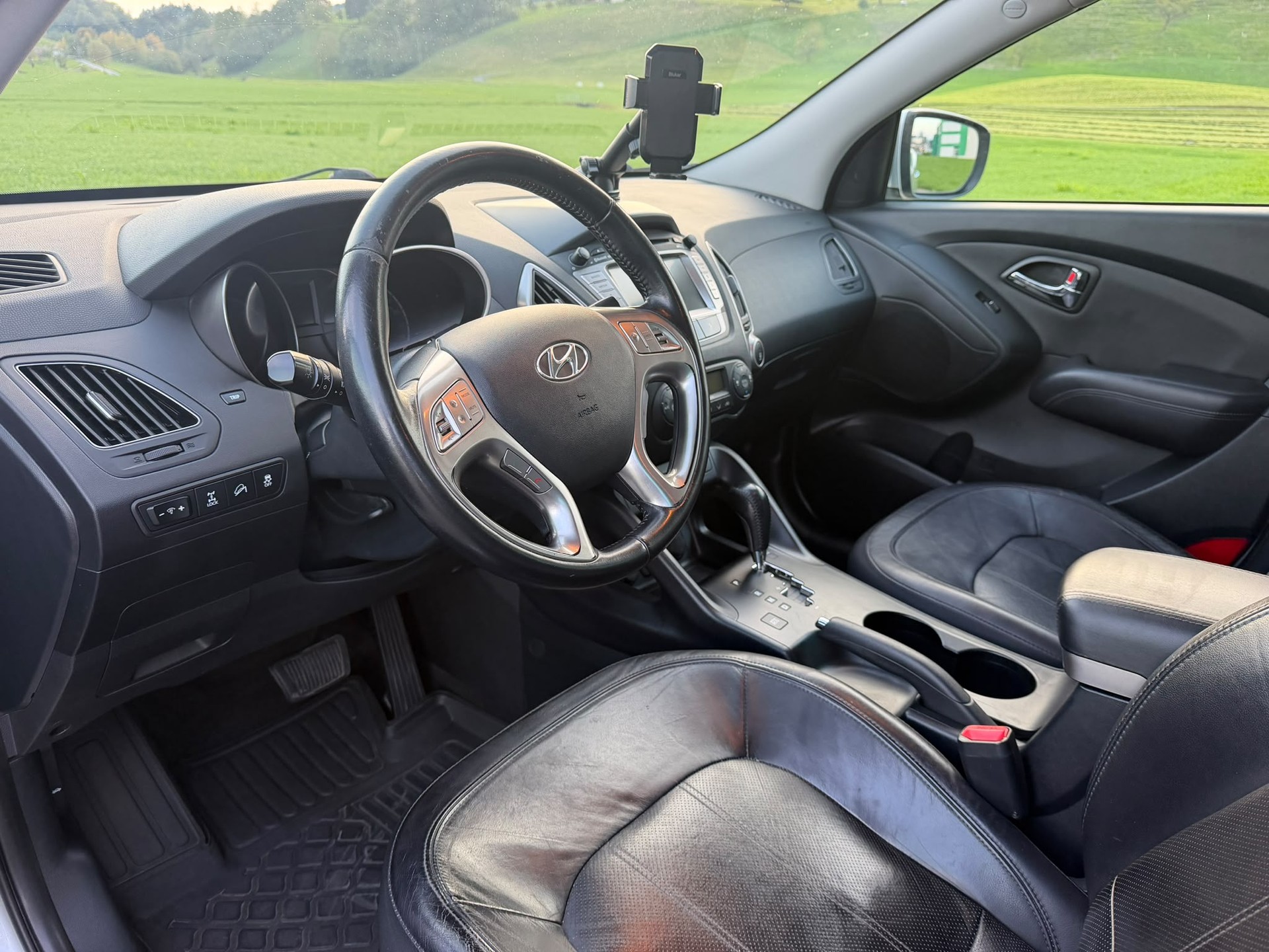 HYUNDAI iX 35 2.0 CRDi Premium 4WD Automatic-image-8