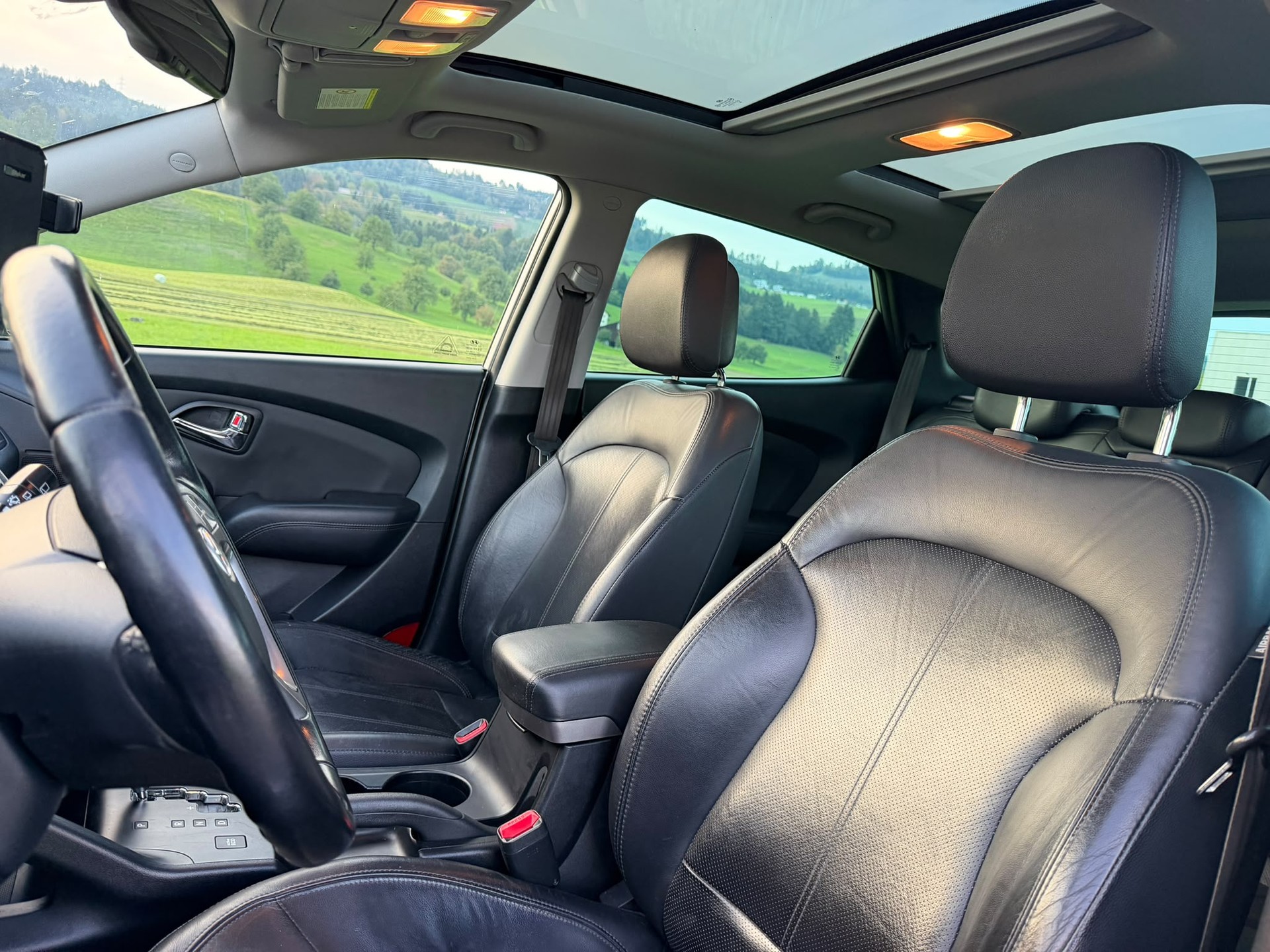 HYUNDAI iX 35 2.0 CRDi Premium 4WD Automatic-image-9