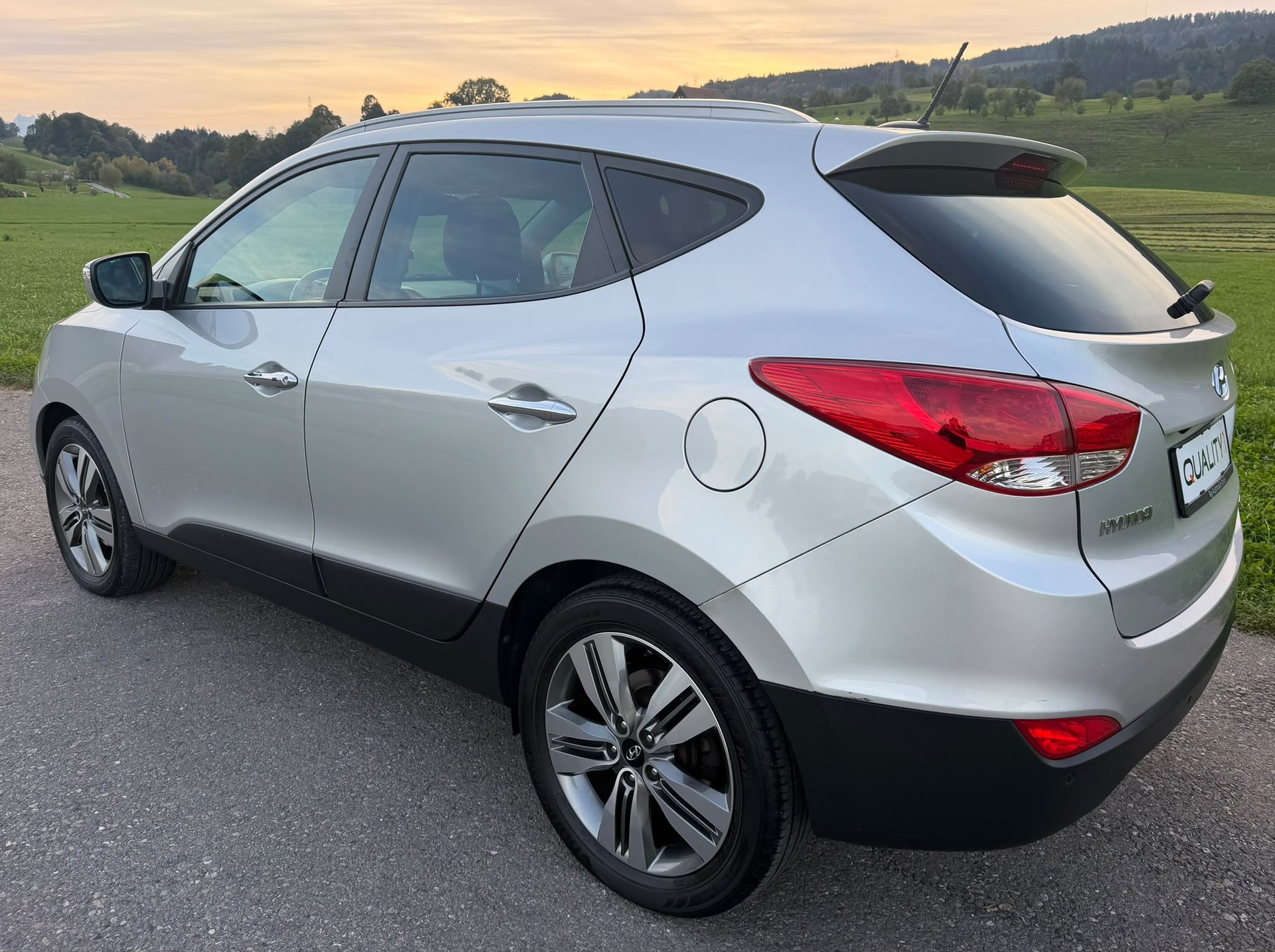 HYUNDAI iX 35 2.0 CRDi Premium 4WD Automatic-image-3