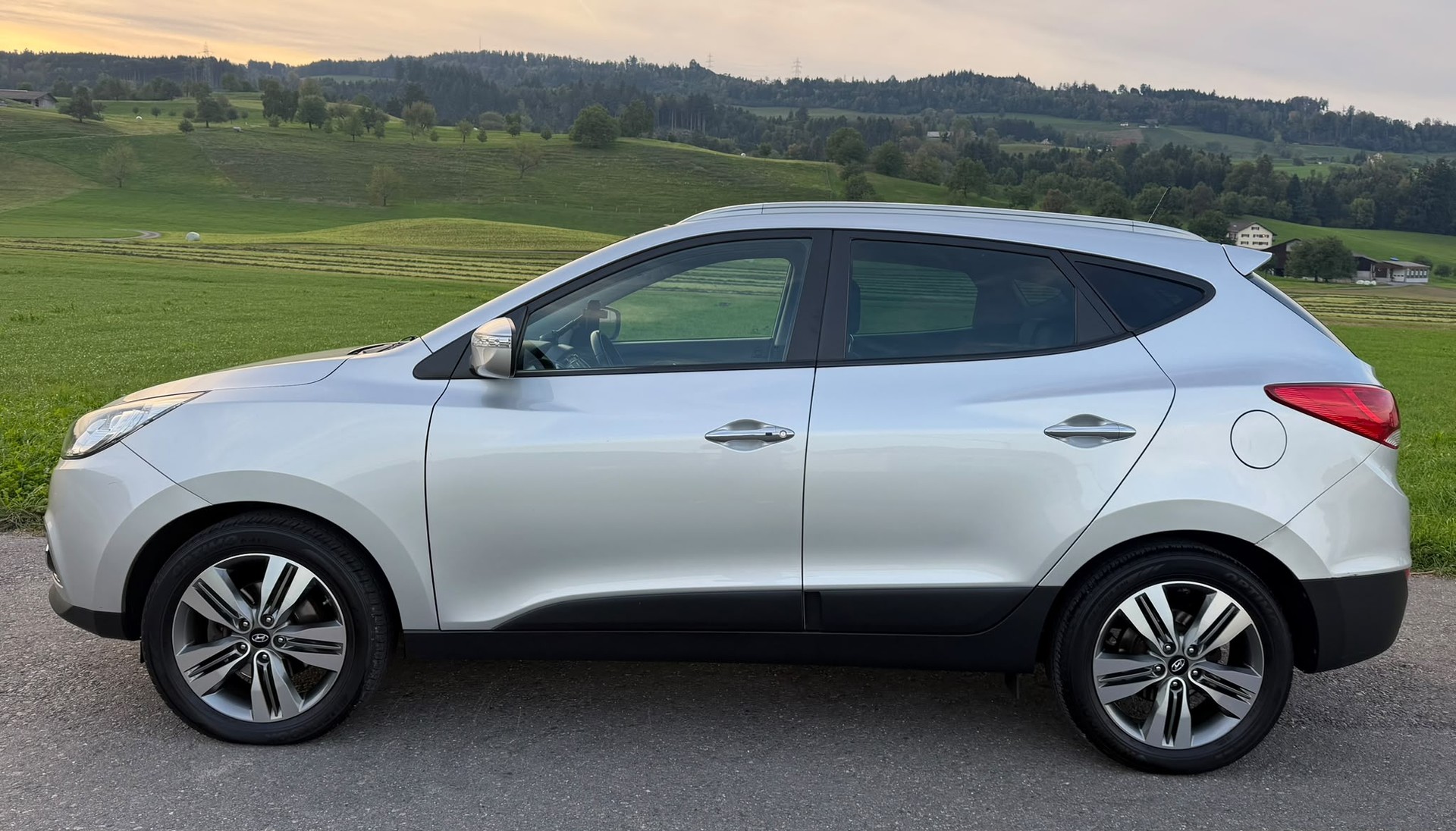 HYUNDAI iX 35 2.0 CRDi Premium 4WD Automatic-image-2