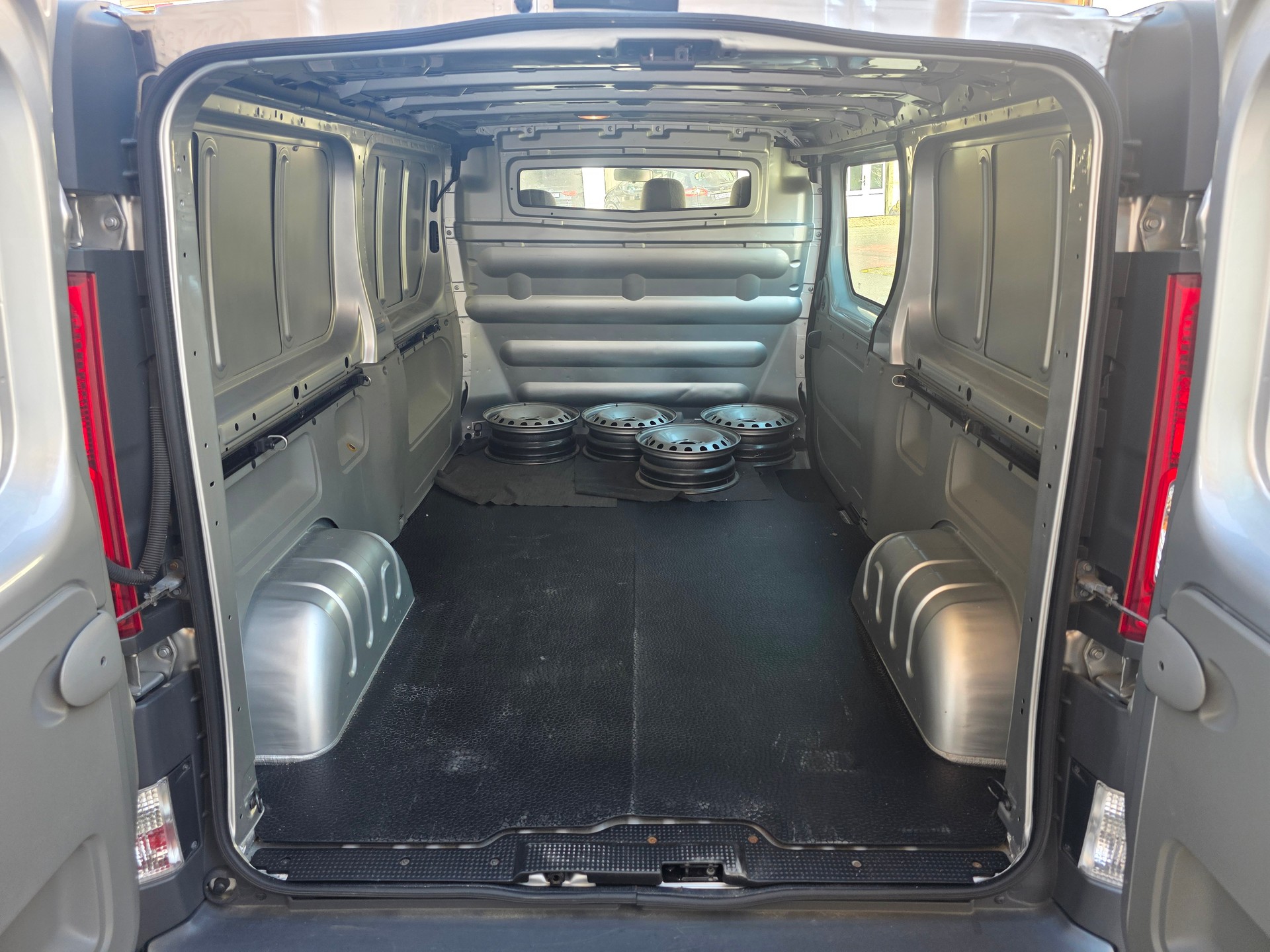 RENAULT Trafic 2.0 dCi 115 2.9t L2H1-image-6