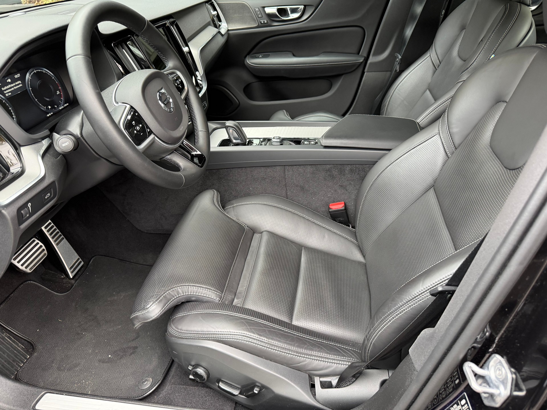 VOLVO S60 B5 AWD Benzin Mild Hybrid R-Design Geartronic-image-9