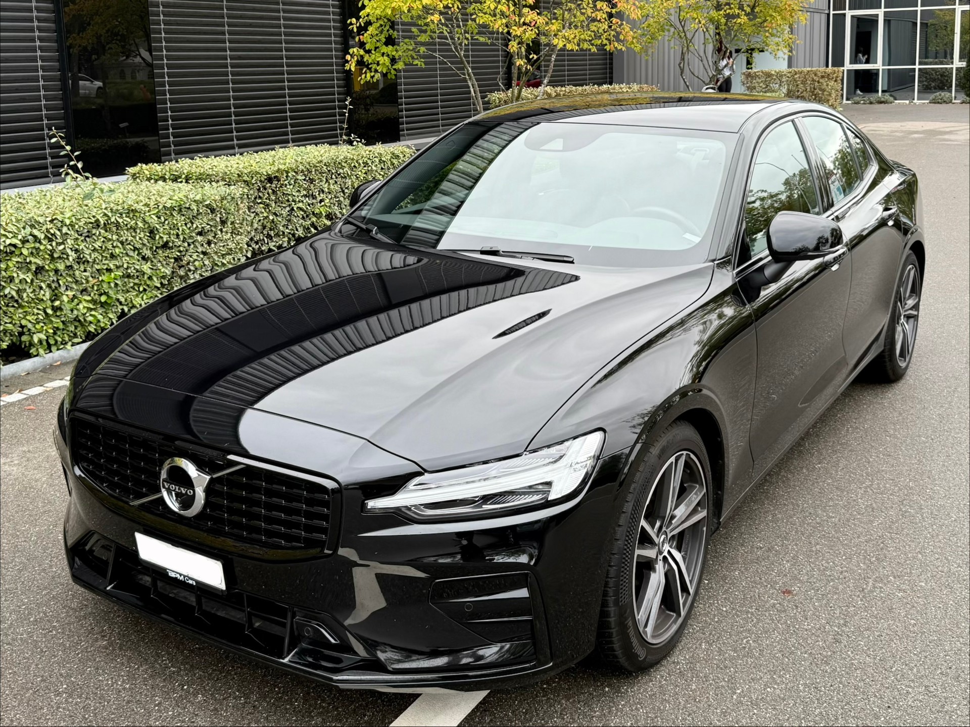 VOLVO S60 B5 AWD Benzin Mild Hybrid R-Design Geartronic-image-1