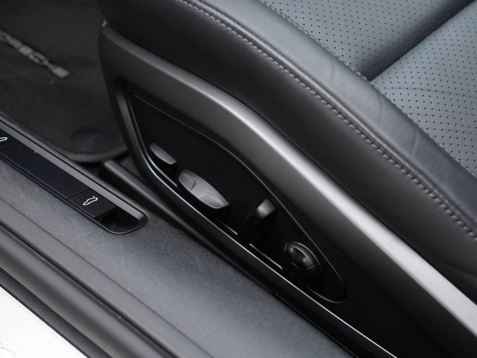 PORSCHE 911 Carrera-image-16