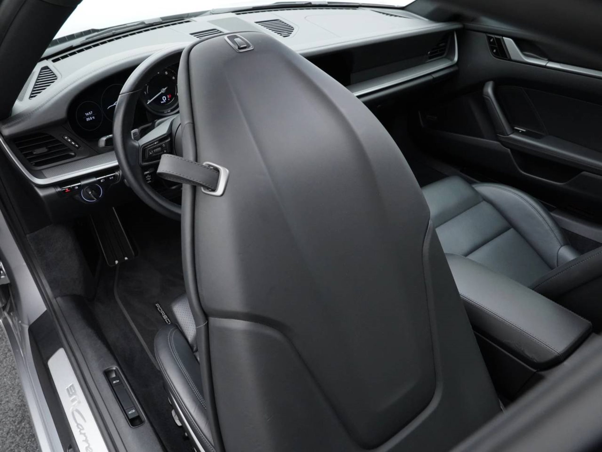 PORSCHE 911 Carrera-image-30