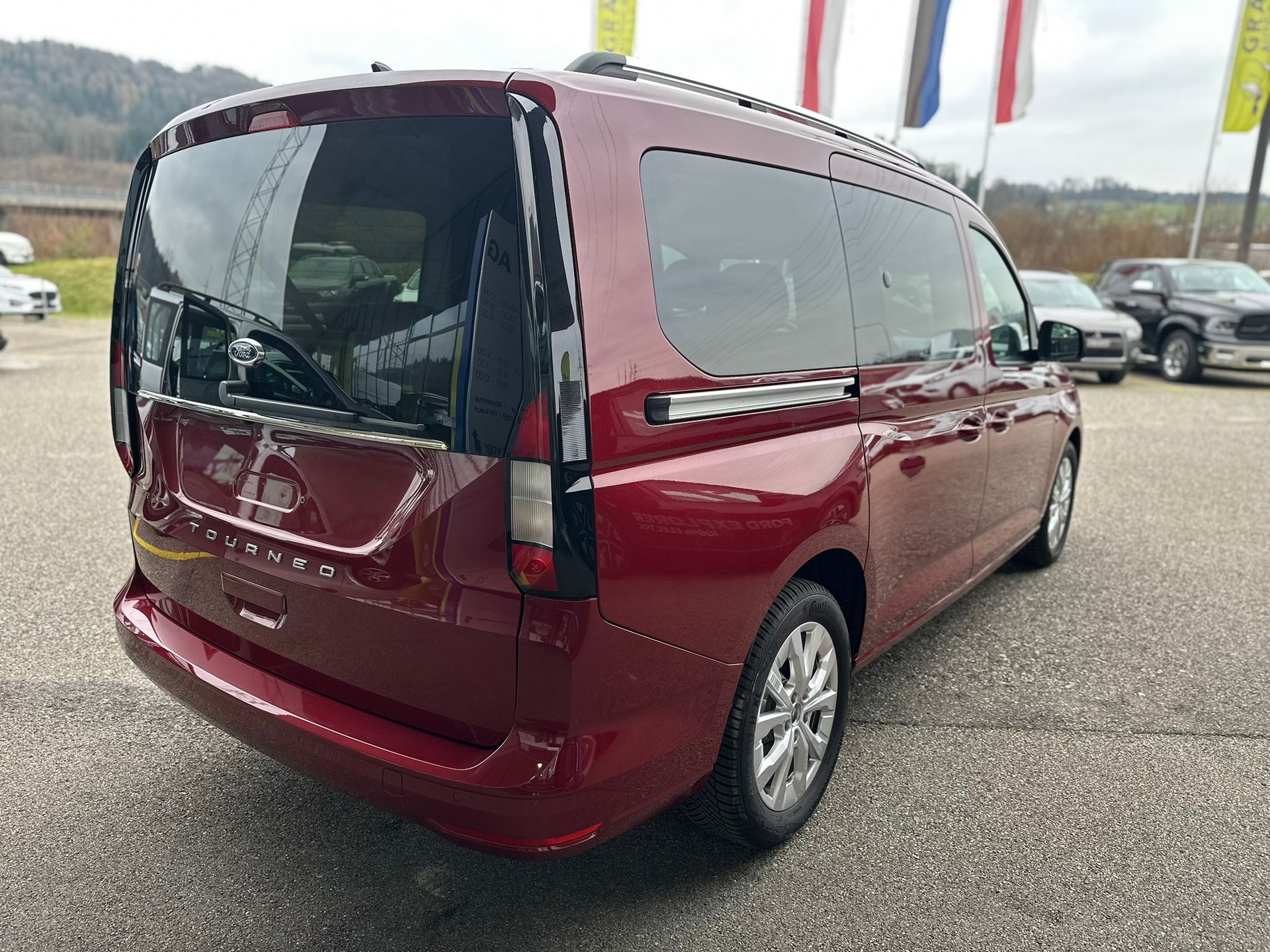 FORD Grand Tourneo Connect 2.0 EcoBlue Titanium Automat-image-6