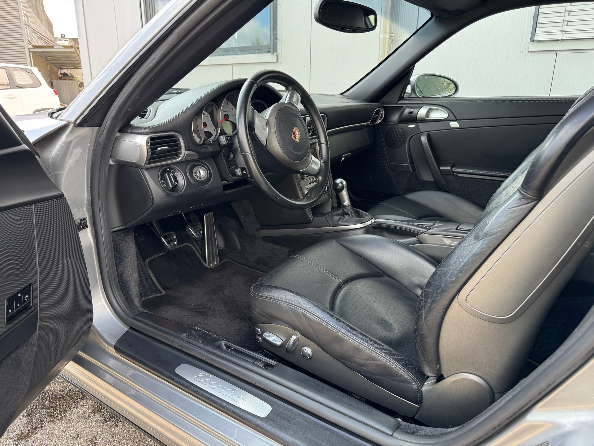 PORSCHE 911 Turbo-image-17