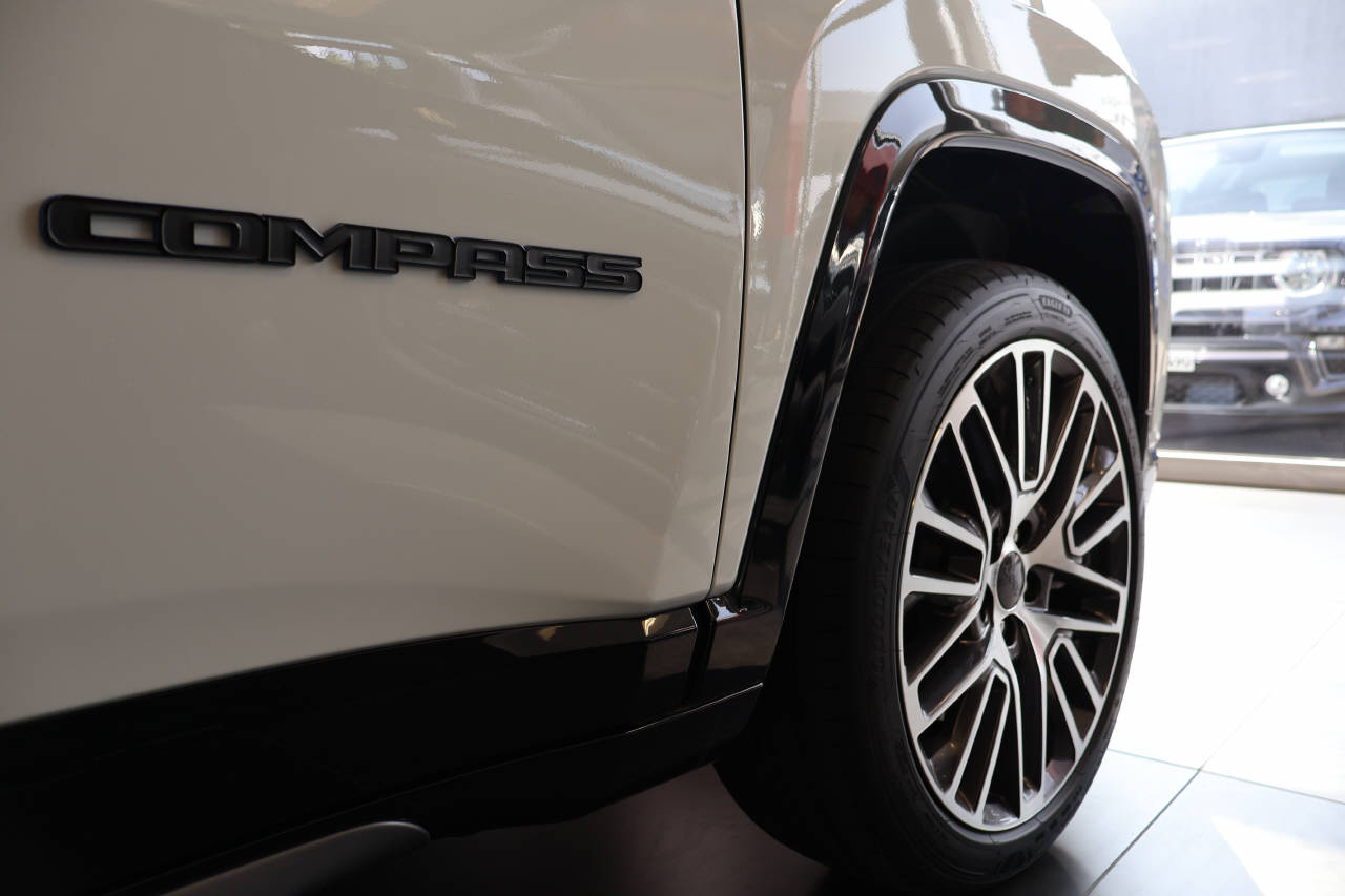 JEEP Compass 1.3 Summit 4xe-image-8