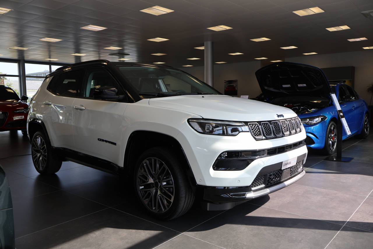 JEEP Compass 1.3 Summit 4xe-image-0