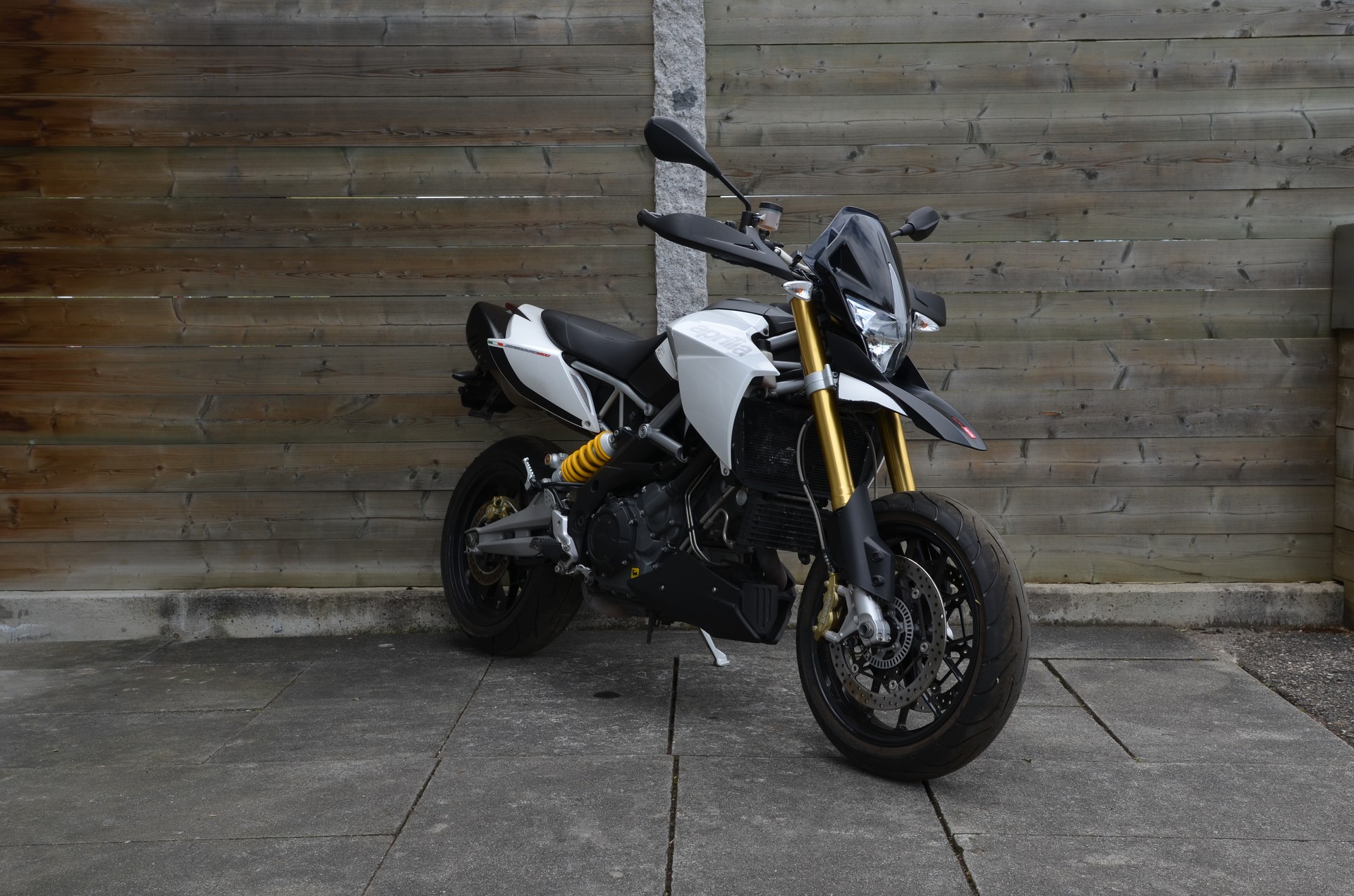 APRILIA Dorsoduro 1200 ABS/TC-showroom-element-1