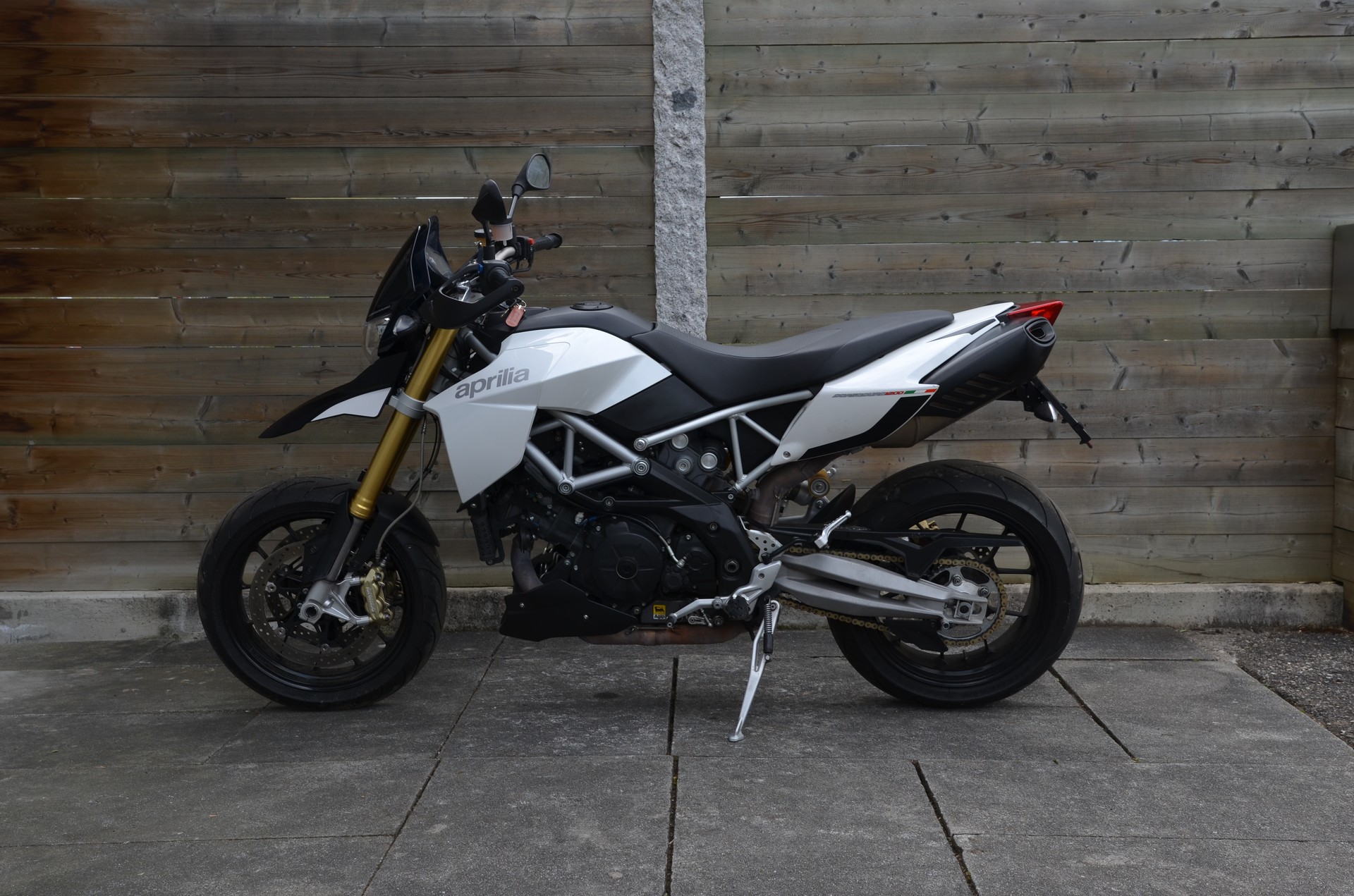 APRILIA Dorsoduro 1200 ABS/TC-showroom-element-3