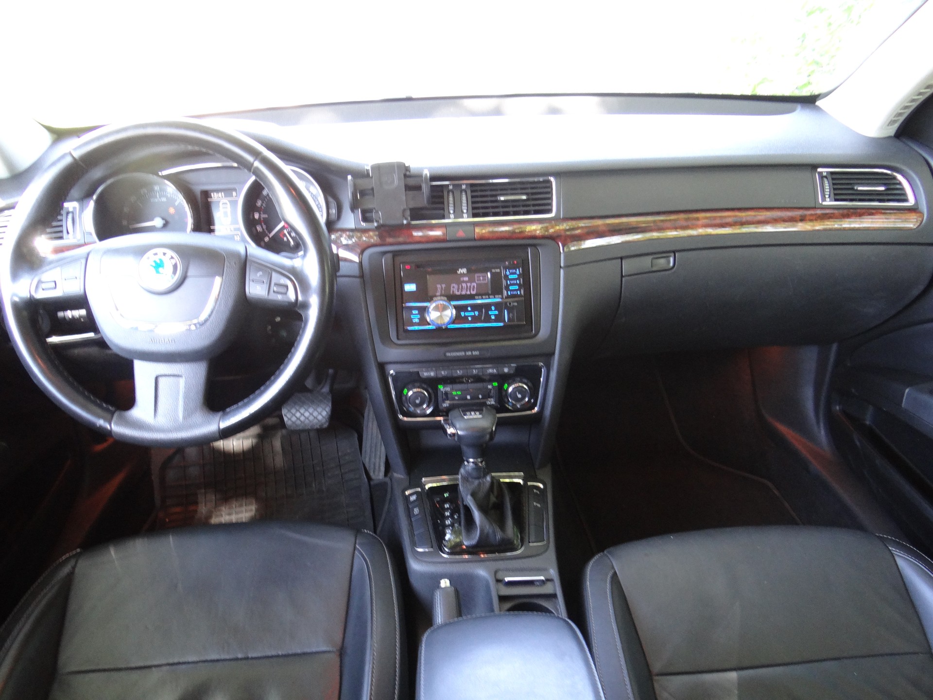 SKODA Superb 2.0 TDi Elegance DSG-image-11