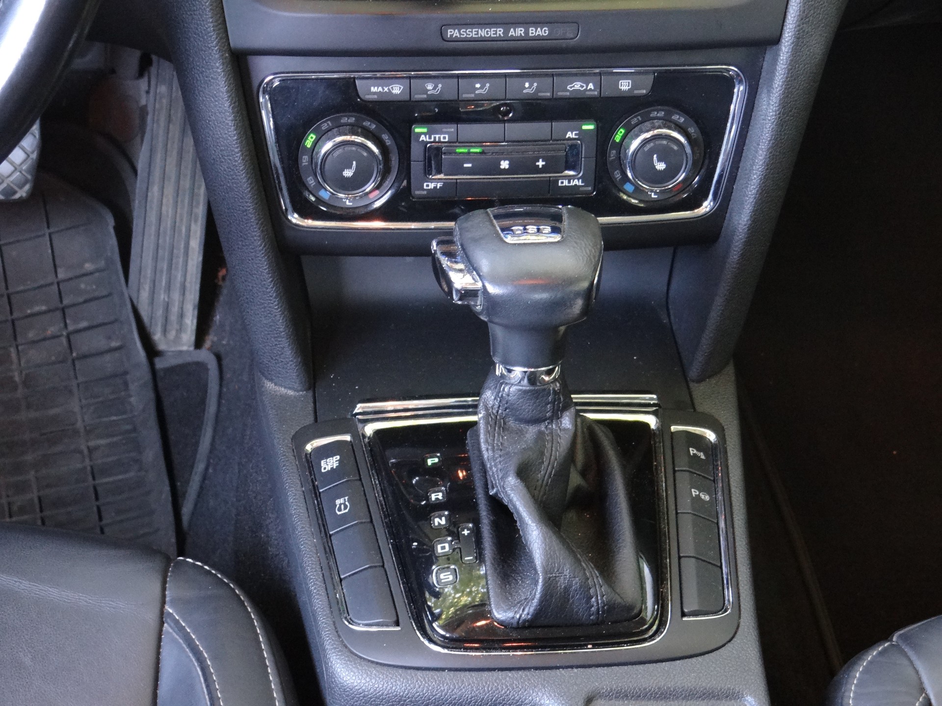 SKODA Superb 2.0 TDi Elegance DSG-image-13