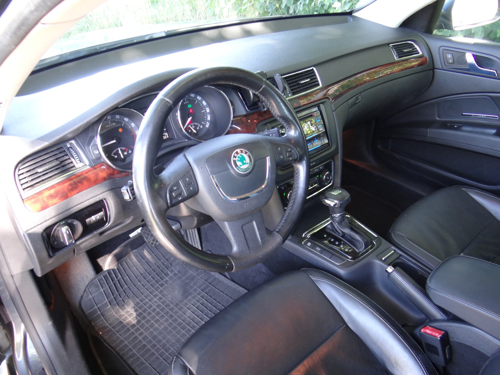 SKODA Superb 2.0 TDi Elegance DSG-image-8