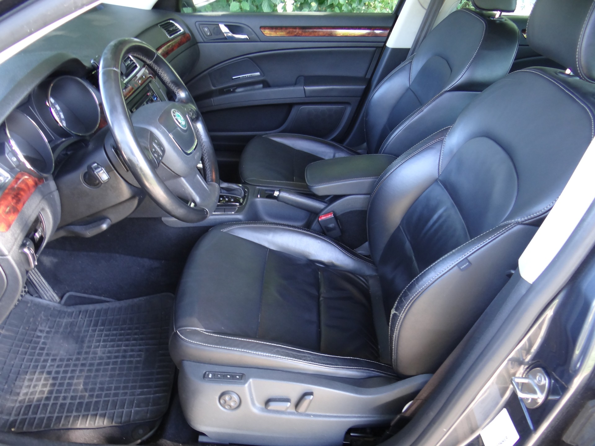 SKODA Superb 2.0 TDi Elegance DSG-image-9