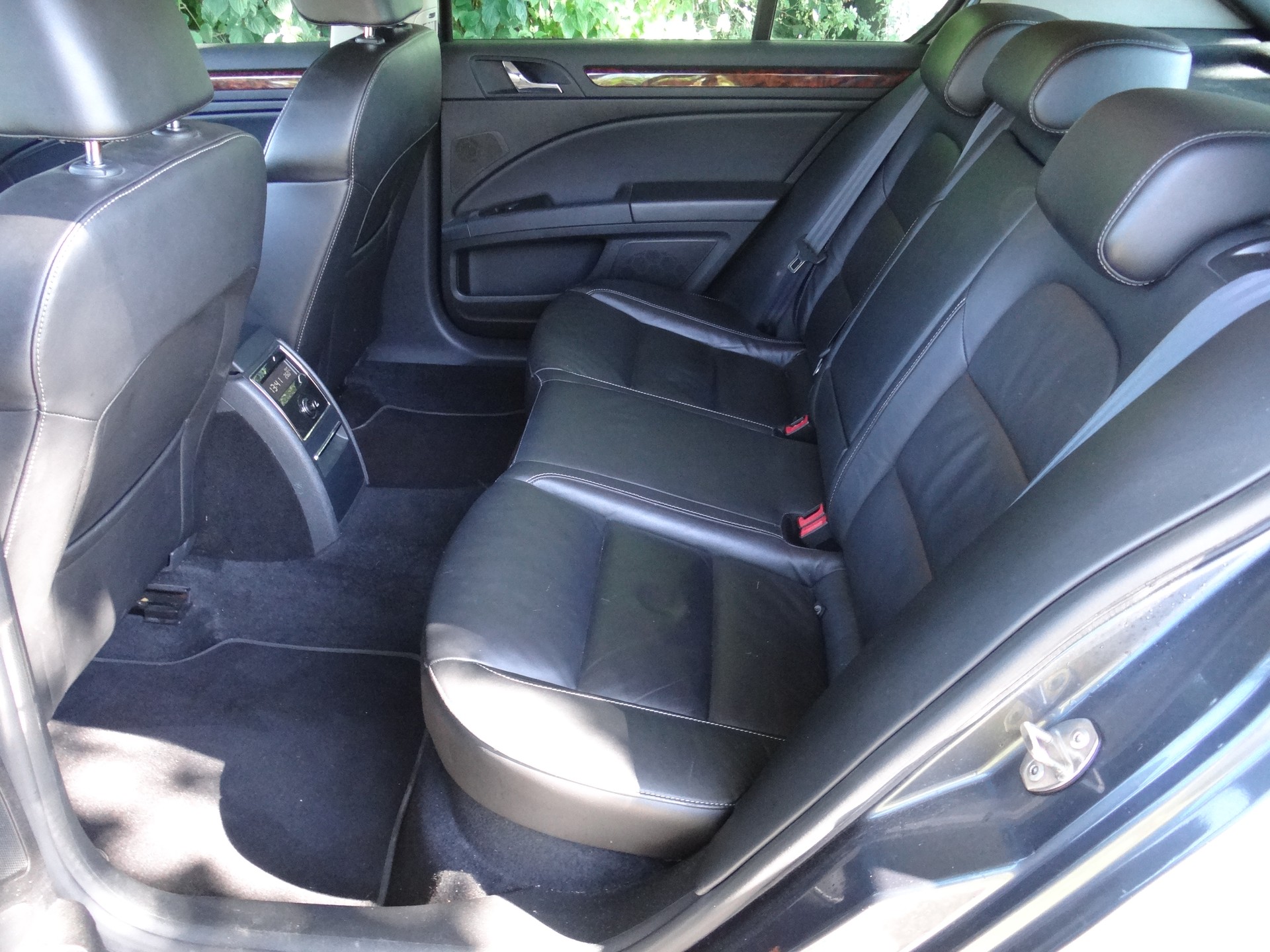 SKODA Superb 2.0 TDi Elegance DSG-image-10