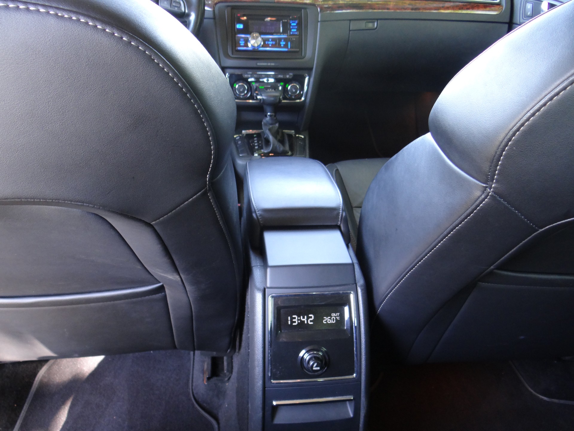 SKODA Superb 2.0 TDi Elegance DSG-image-14