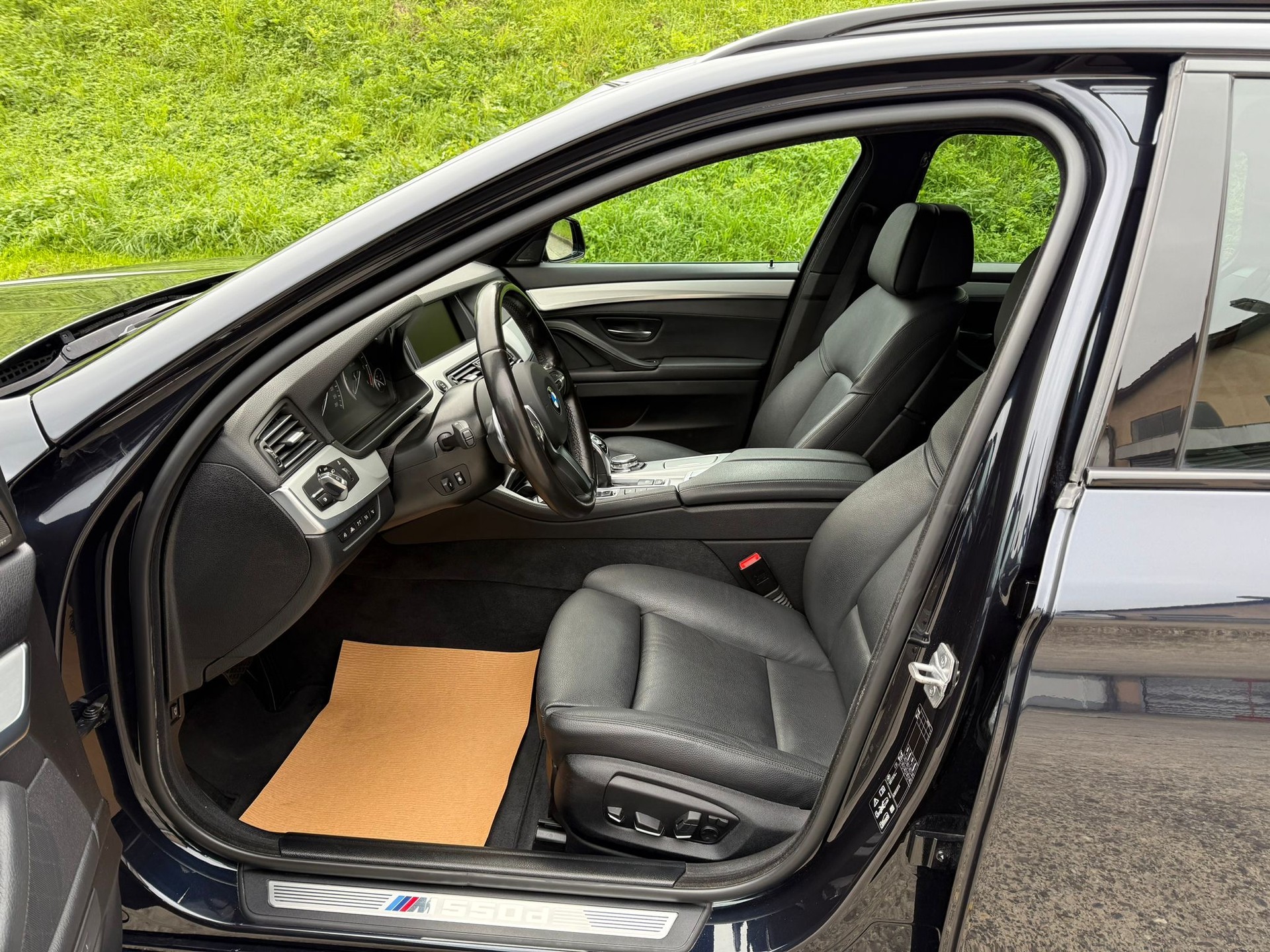BMW M550d Touring xDrive Steptronic-image-8