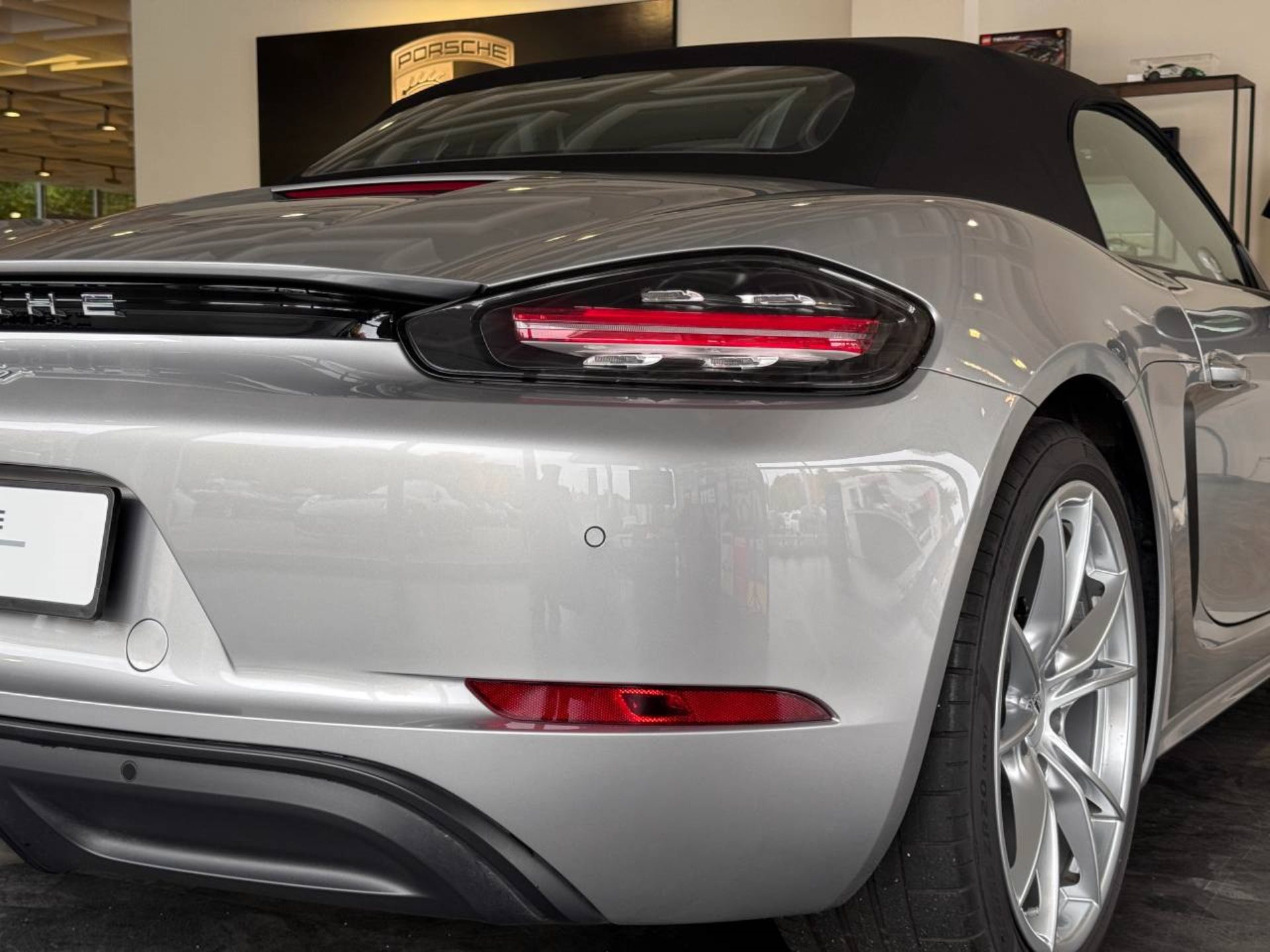 PORSCHE 718 Boxster-image-36