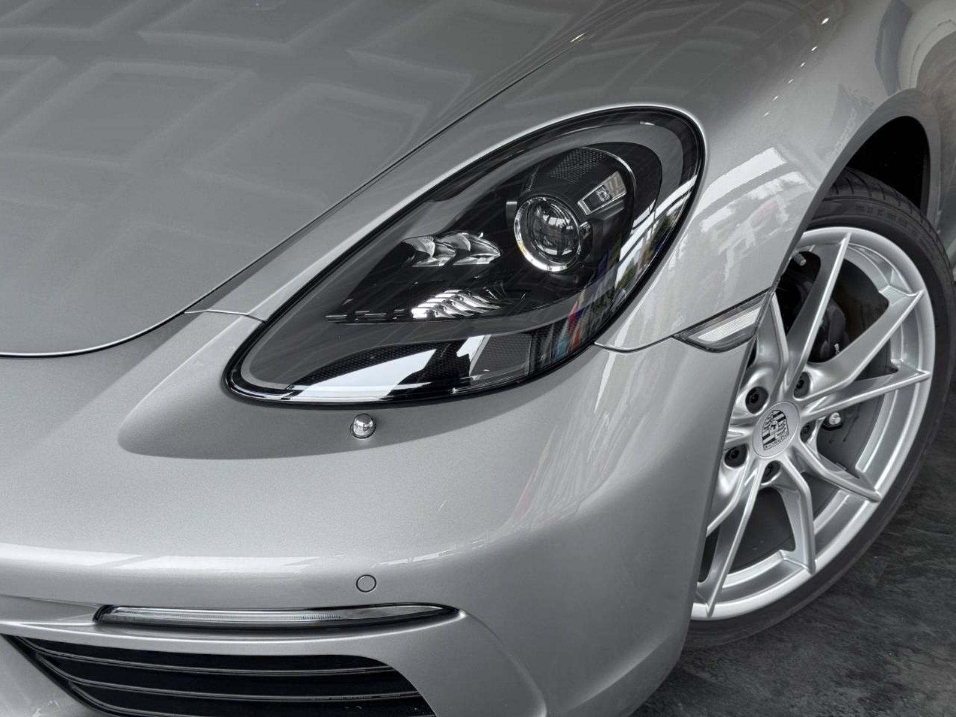 PORSCHE 718 Boxster-image-31