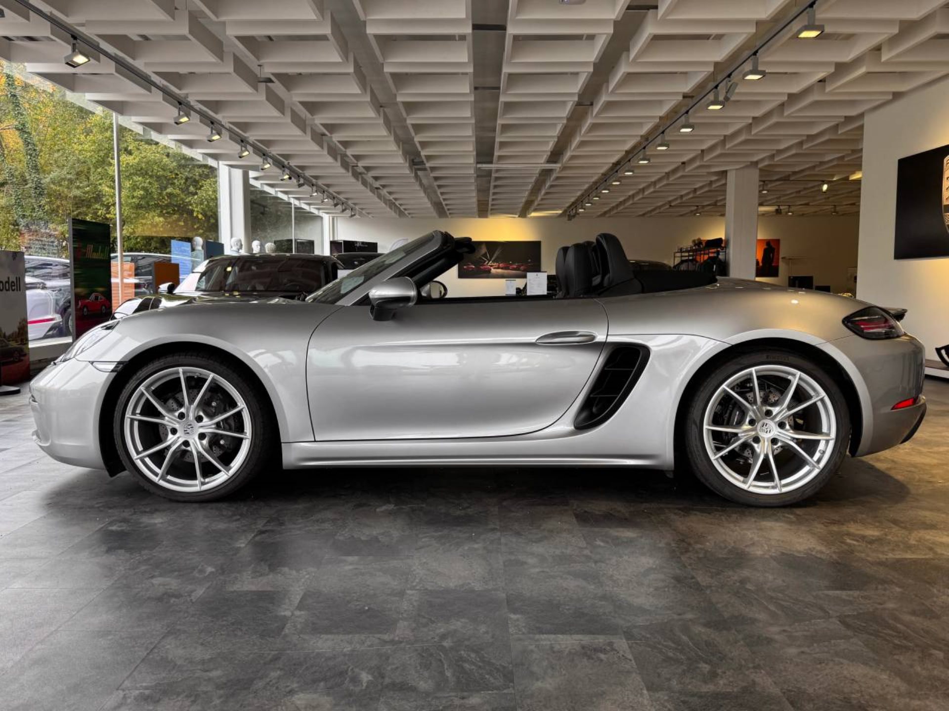 PORSCHE 718 Boxster-image-1