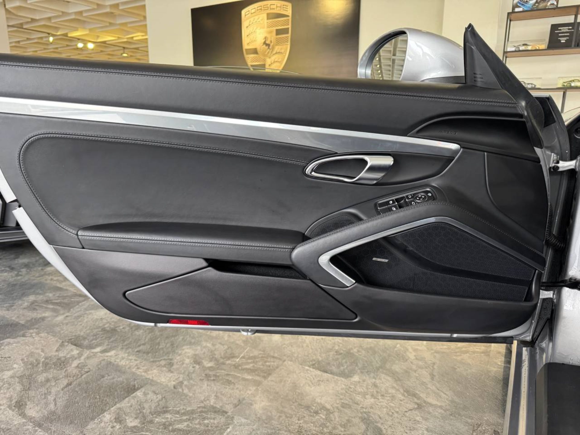 PORSCHE 718 Boxster-image-25