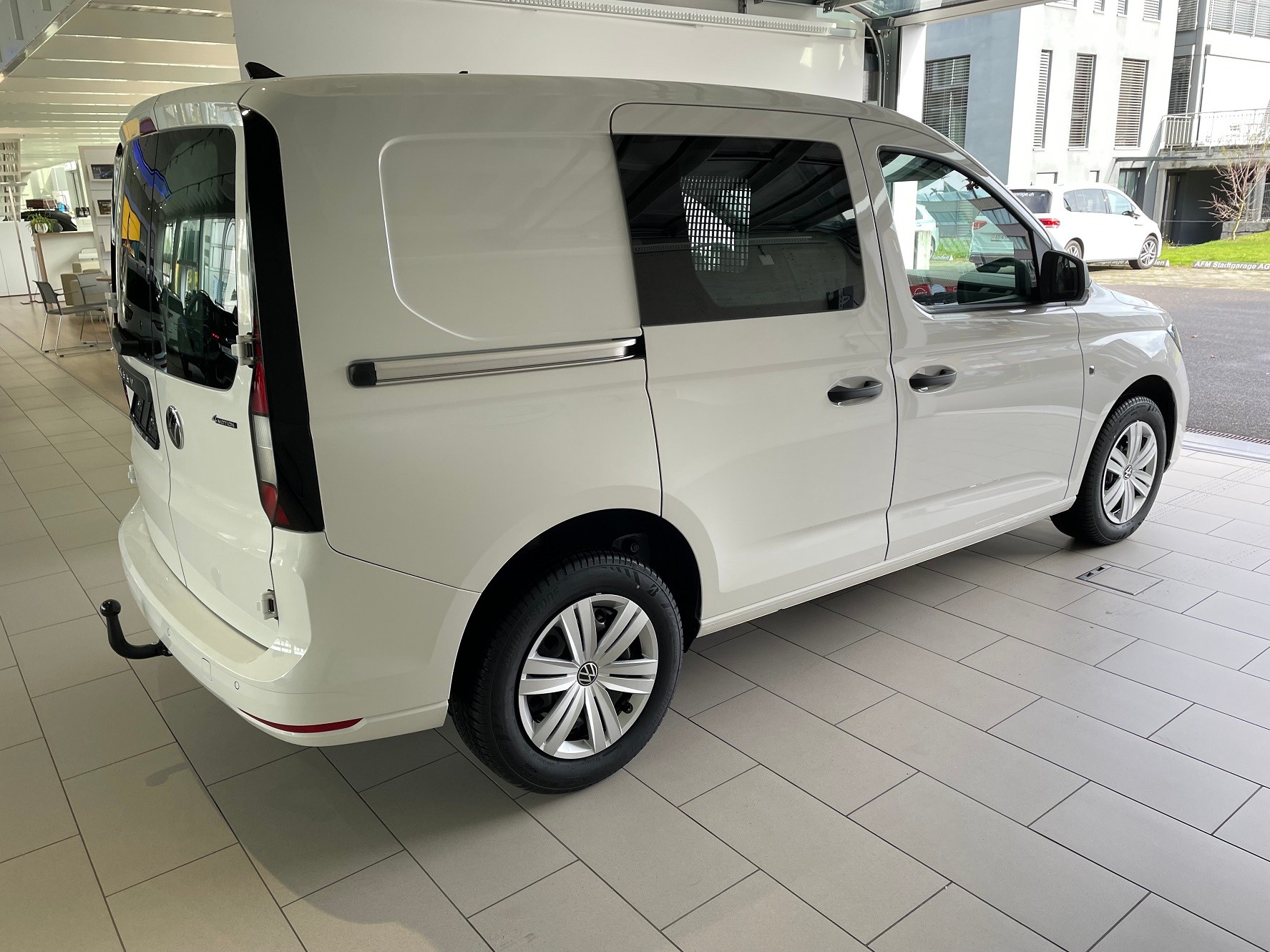 VW Caddy Cargo 2.0TDI 4Motion-image-1