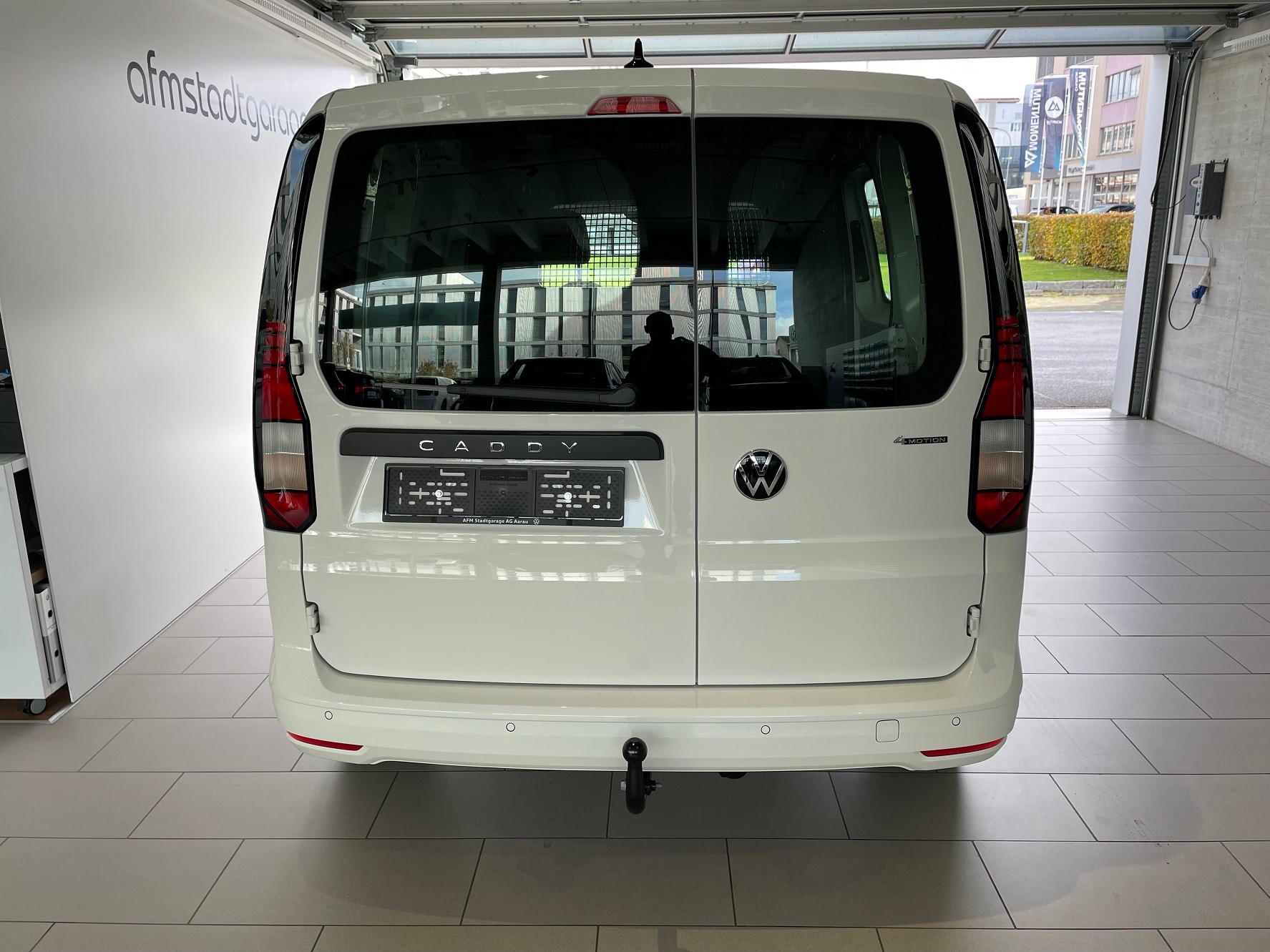 VW Caddy Cargo 2.0TDI 4Motion-image-2